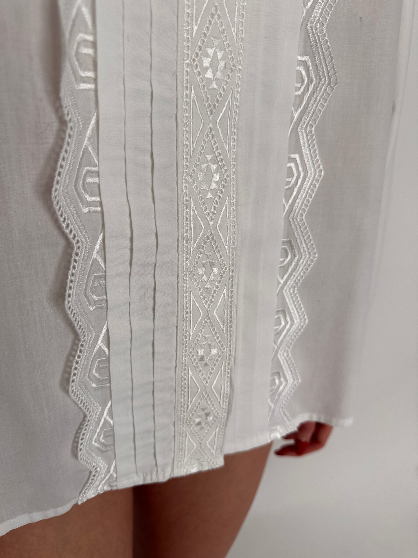 Cămașa vintage cu broderie anglaise și pliseuri decorative