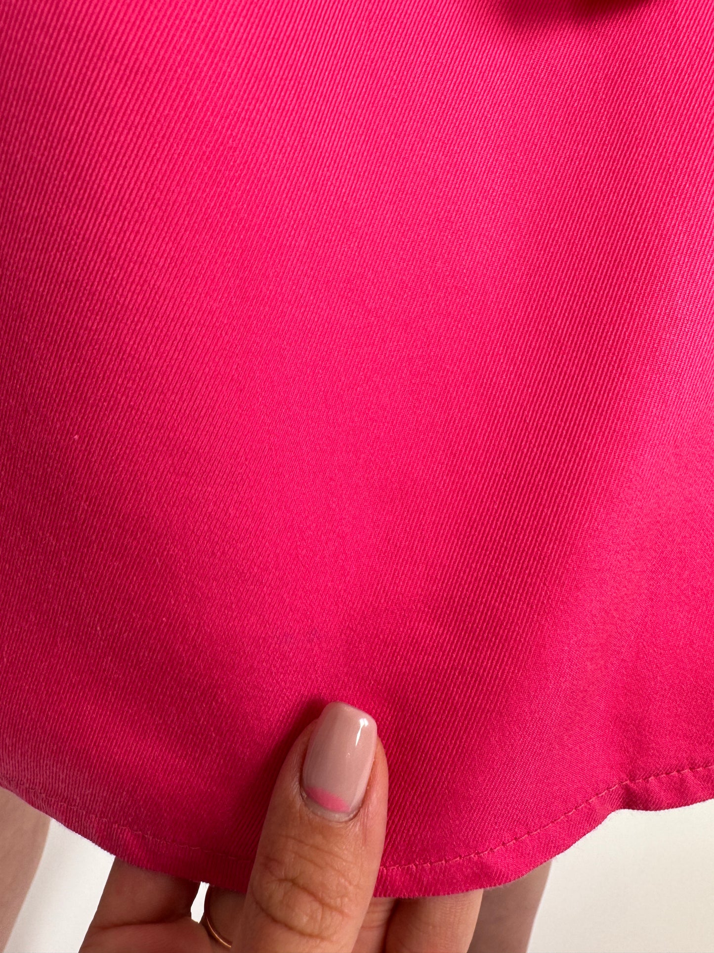 Rochie fucsia bluzata cu talie reglabilă marcată