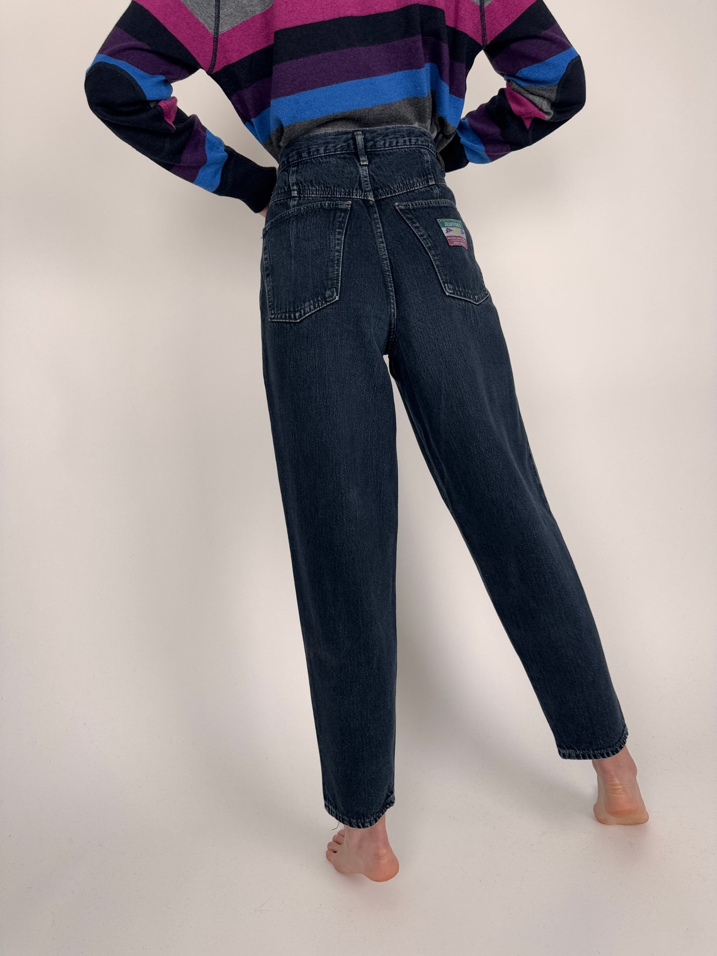 Jeanși dark wash mom fit cu pense și talie înaltă