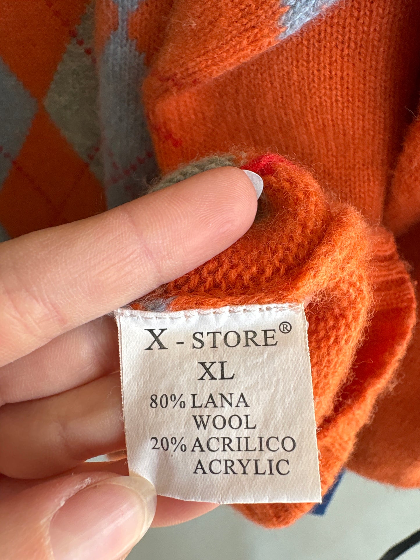 Maleta cu influențe sport și romburi de gramaj mare 80% lana extrafina