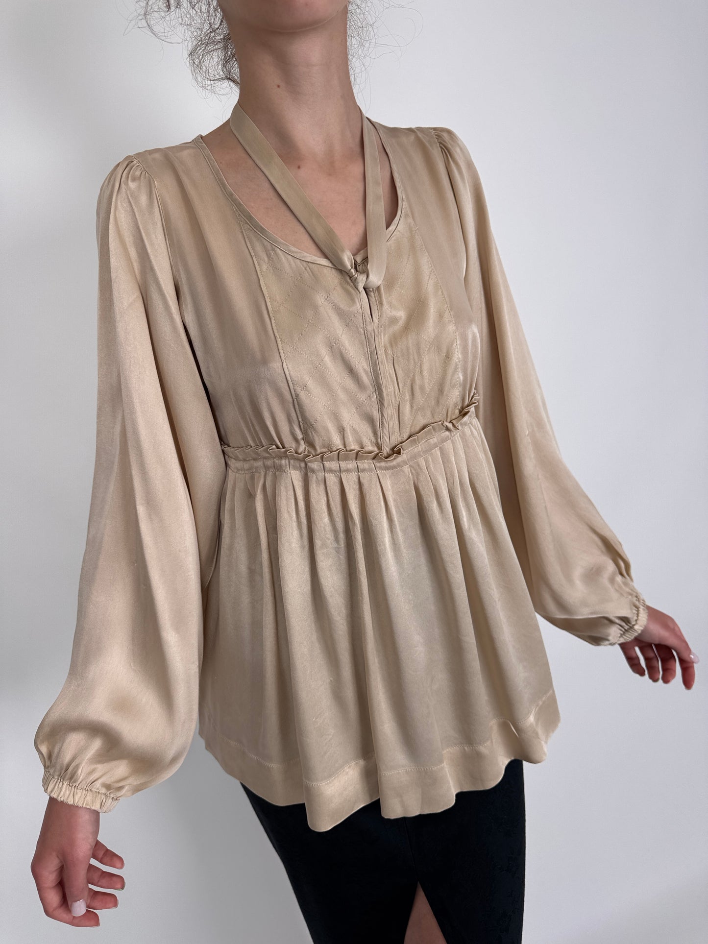Bluză beige cu efect de peplum din mătase naturală și mâneci ample