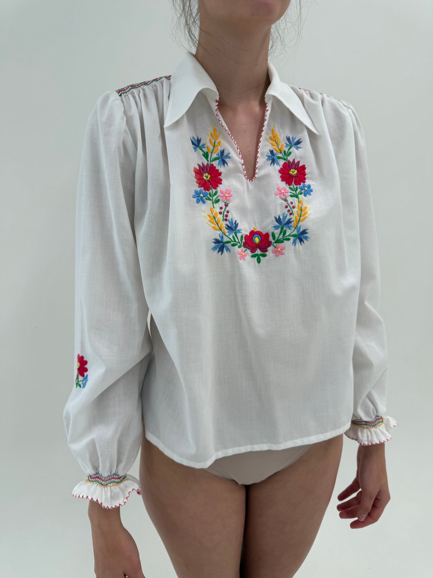 Cămașa vintage cu broderie manuală superbă în croi amplu