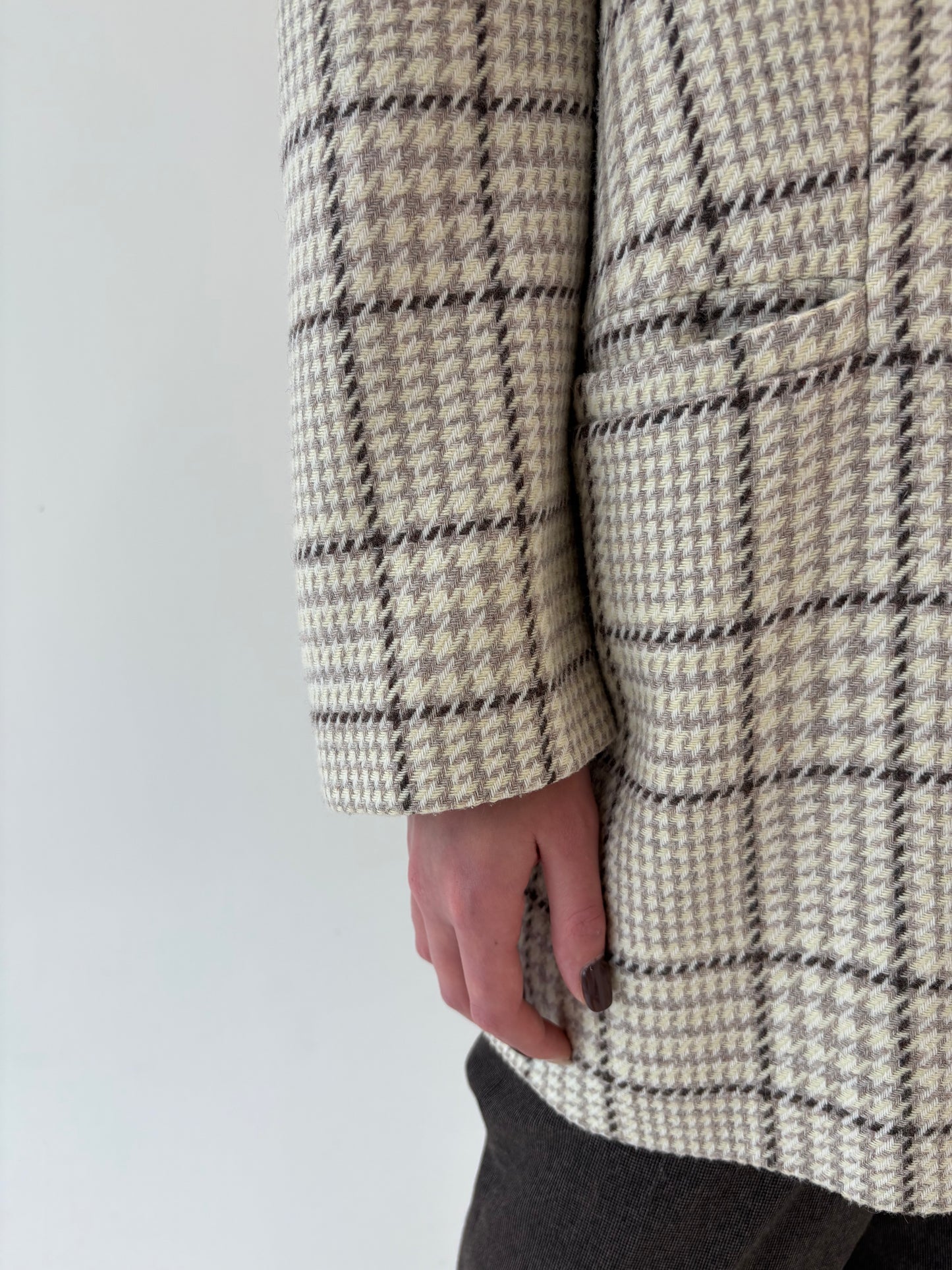 Sacou lung light nude în carouri din tweed moale de lana extrafina