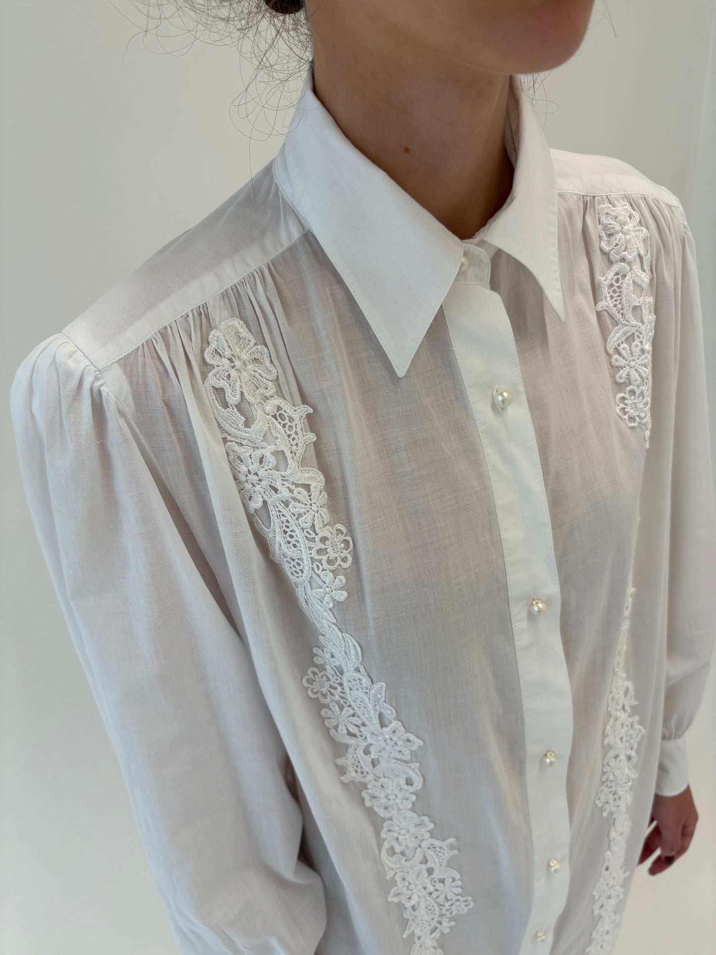 Cămașa/ Rochie vintage în croi lejer cu aplicații de dantelă