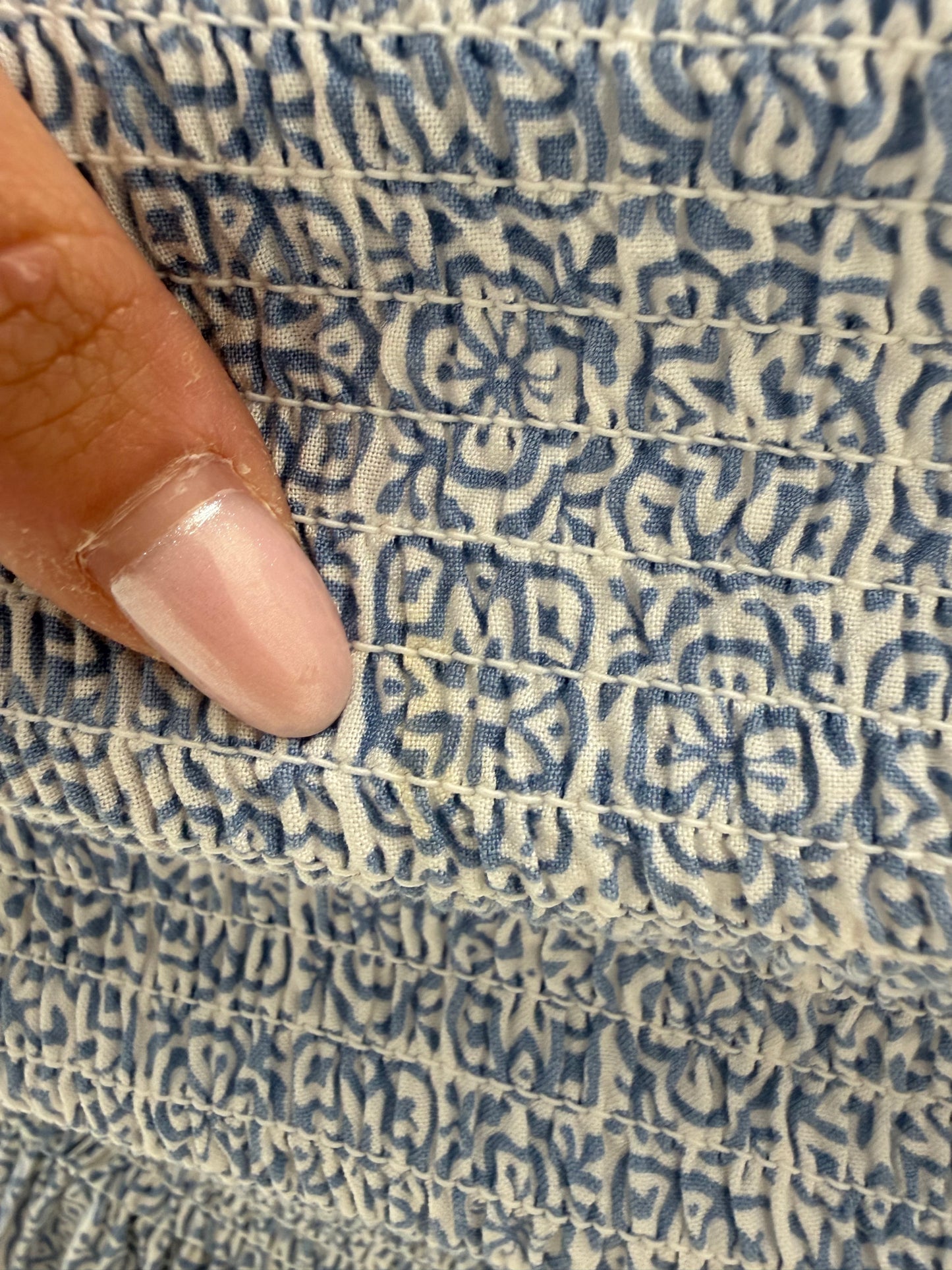 Rochie maxi în nuanțe de albastru din pânză fină cu bust și talie shirred