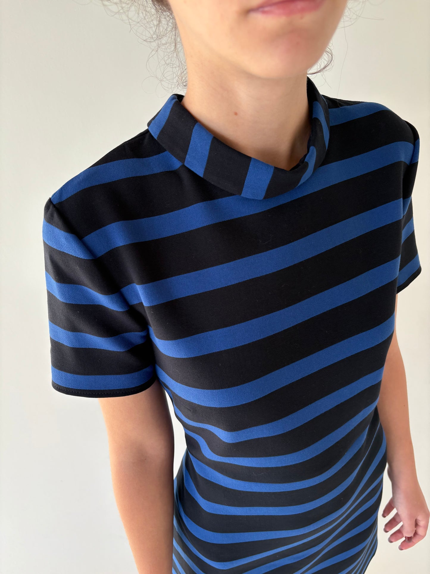 Rochie business Hugo Boss în dungi din stofă strech