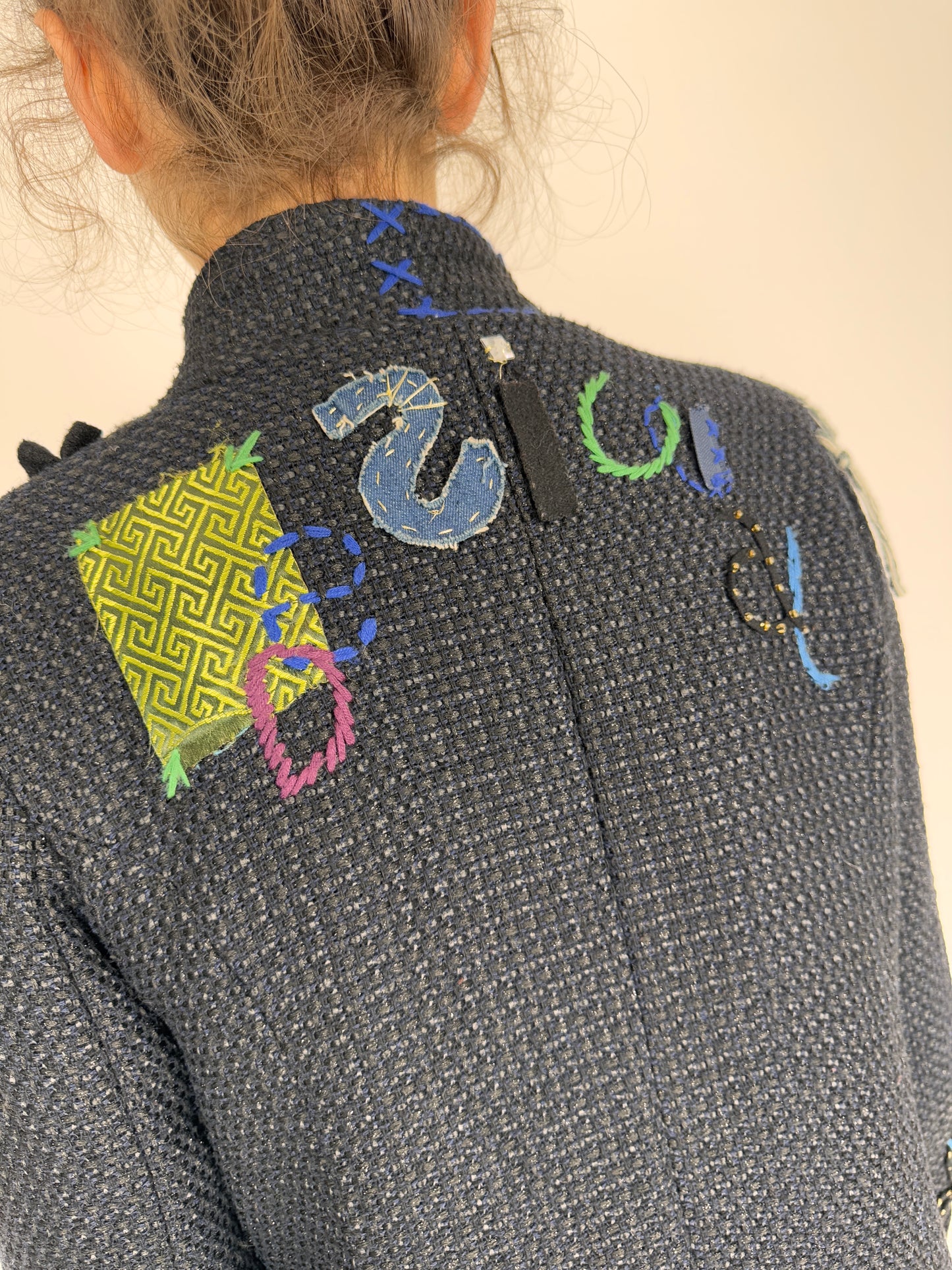 Jacheta Desigual din tweed din mix de lana cu broderie și aplicații