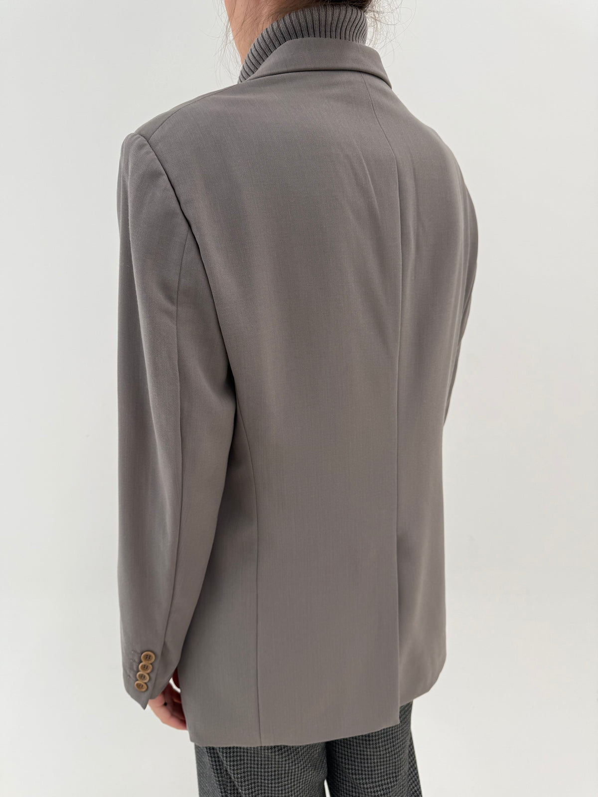 Sacou Armani tall warm gray din crep excepțional de lana în croi actual