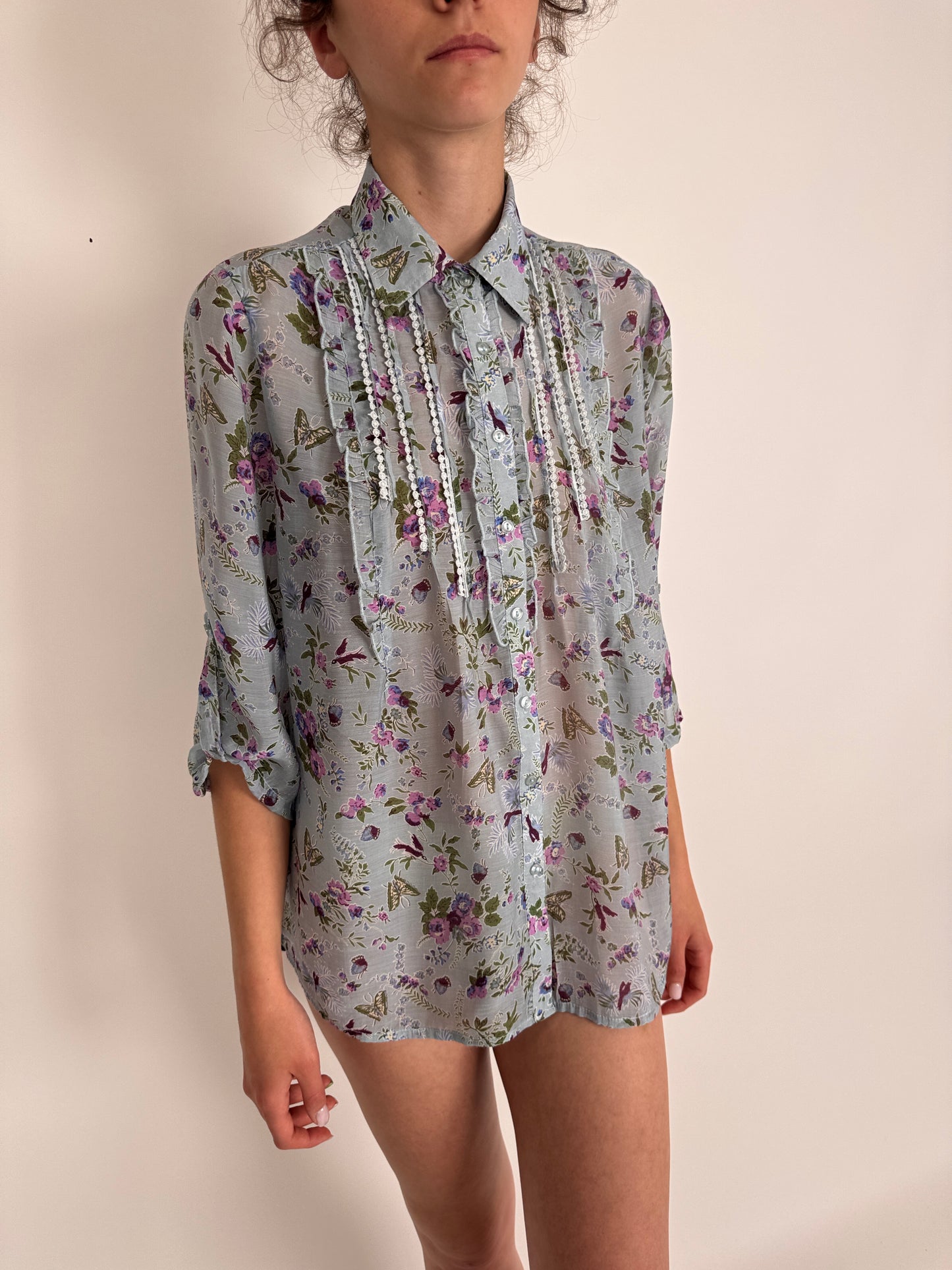 Cămașa baby blue cu print floral delicat în croi lejer