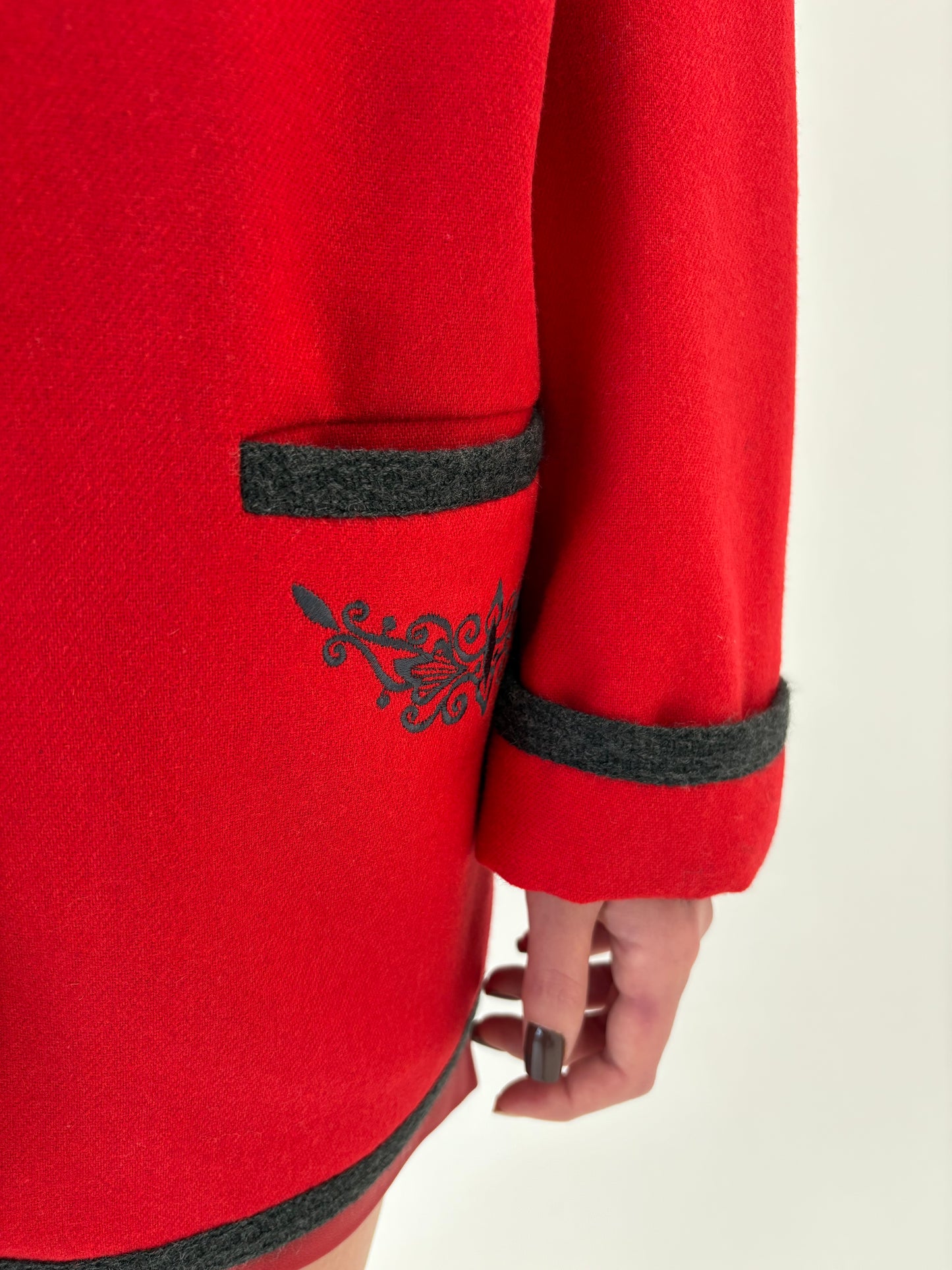 Jacheta vinatge cherry red în stil Chanel din lana plină extrafina
