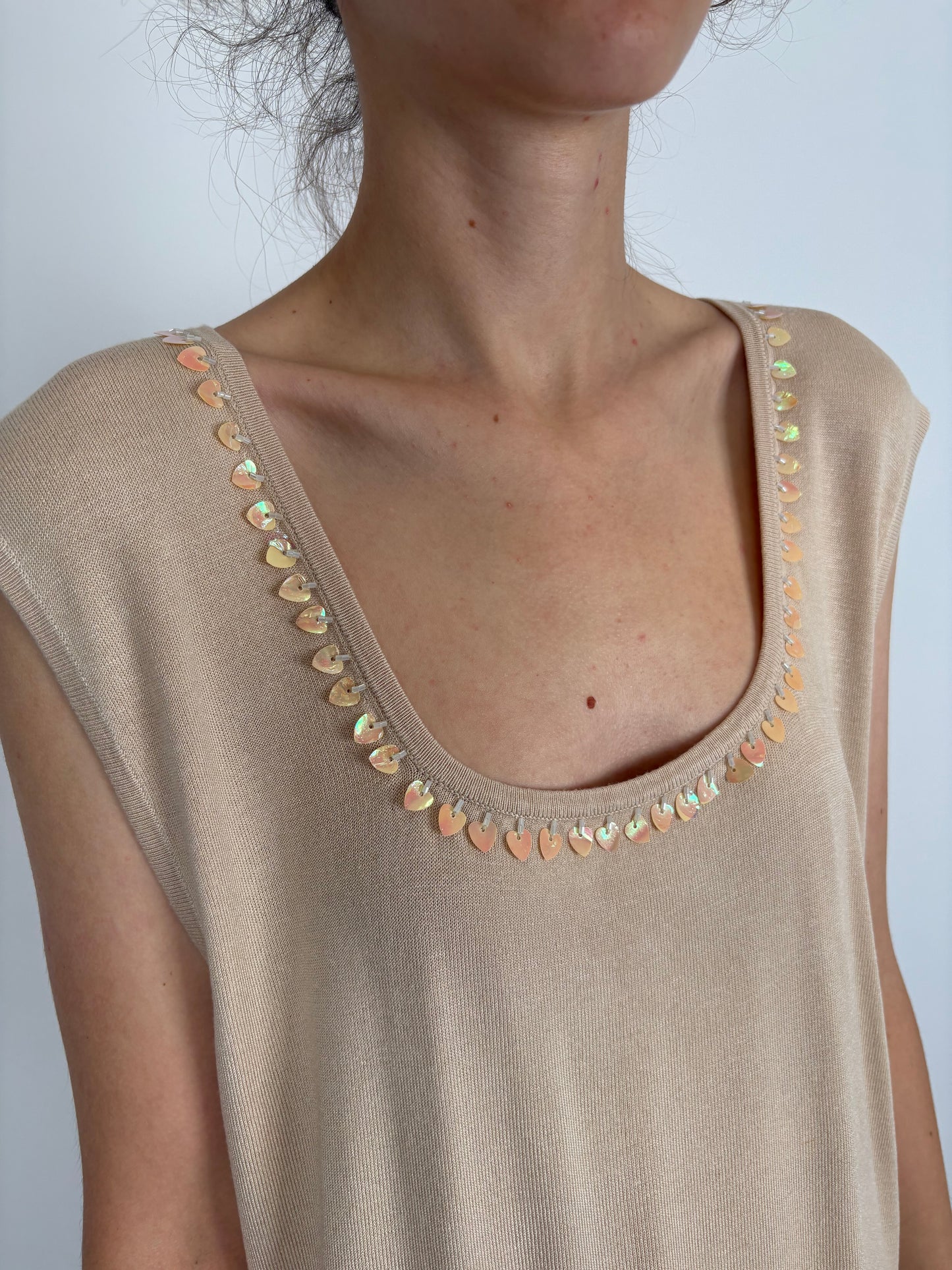 Top light nude cu aplicații delicate perlate