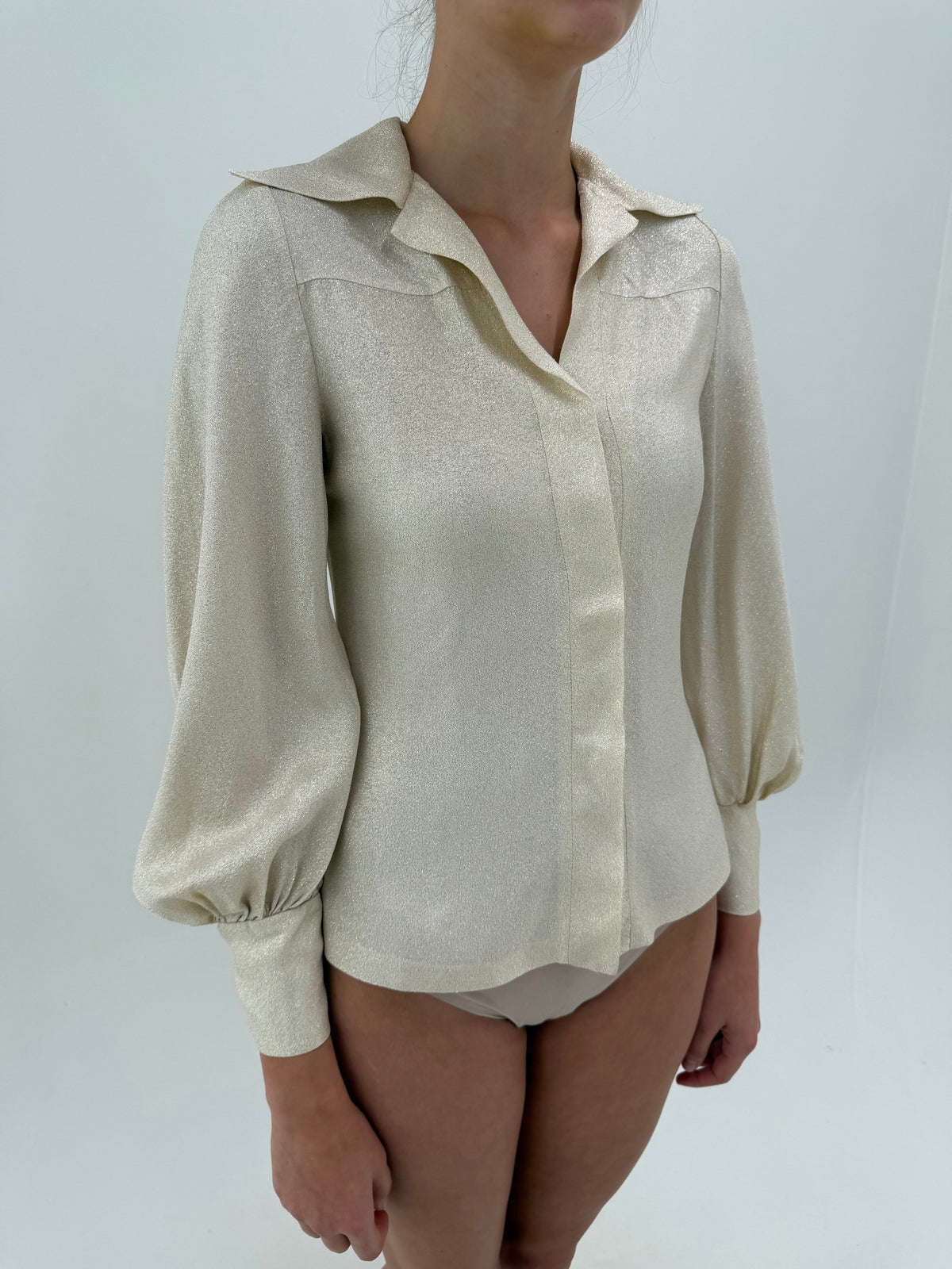 Cămașa old vintage anii 70 din lurex fin auriu pudrate cu manșete înalte și mâneci ample