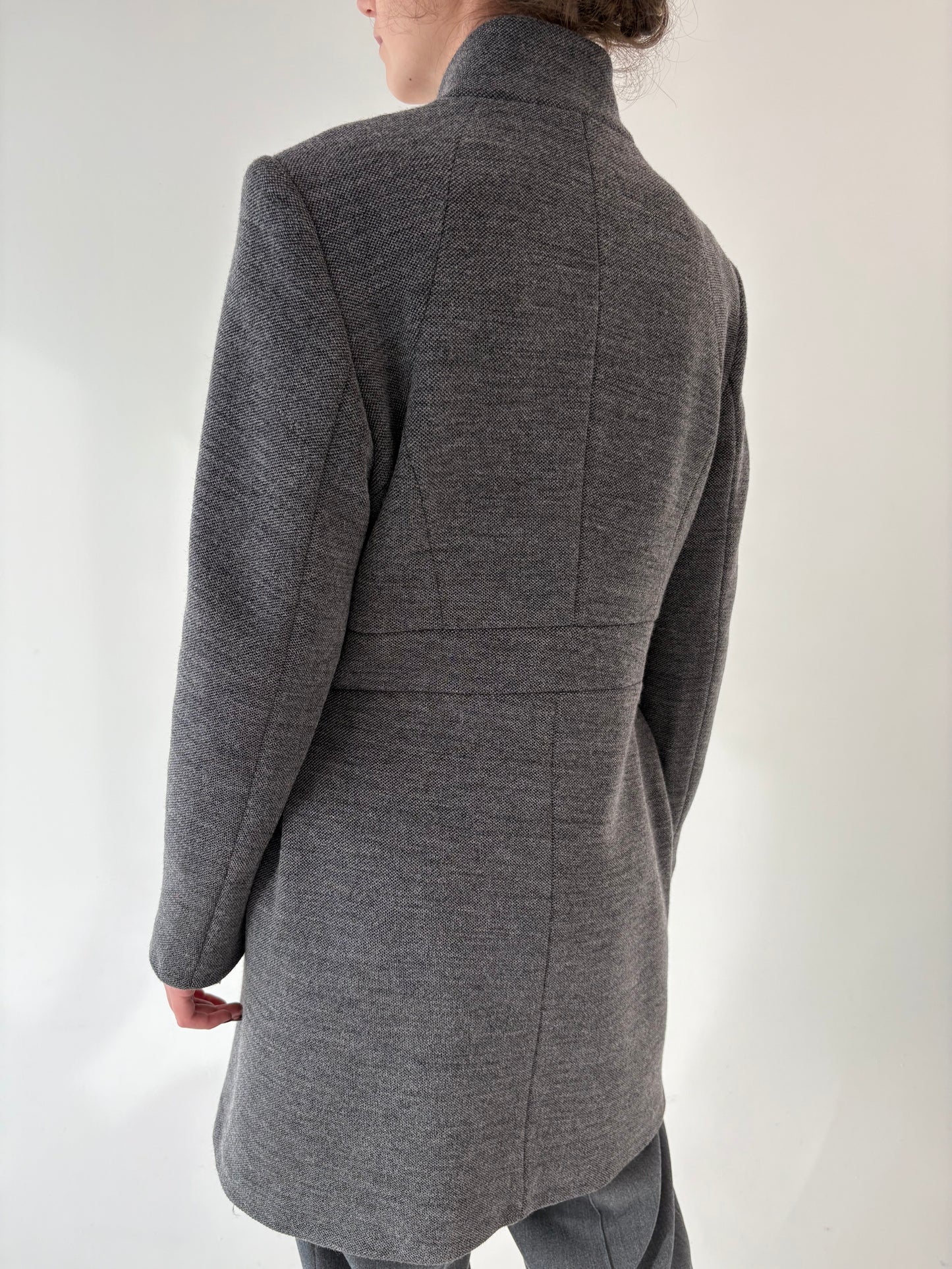 Palton in croi ușor cambrat italian cu influențe smart casual din lana extrafina