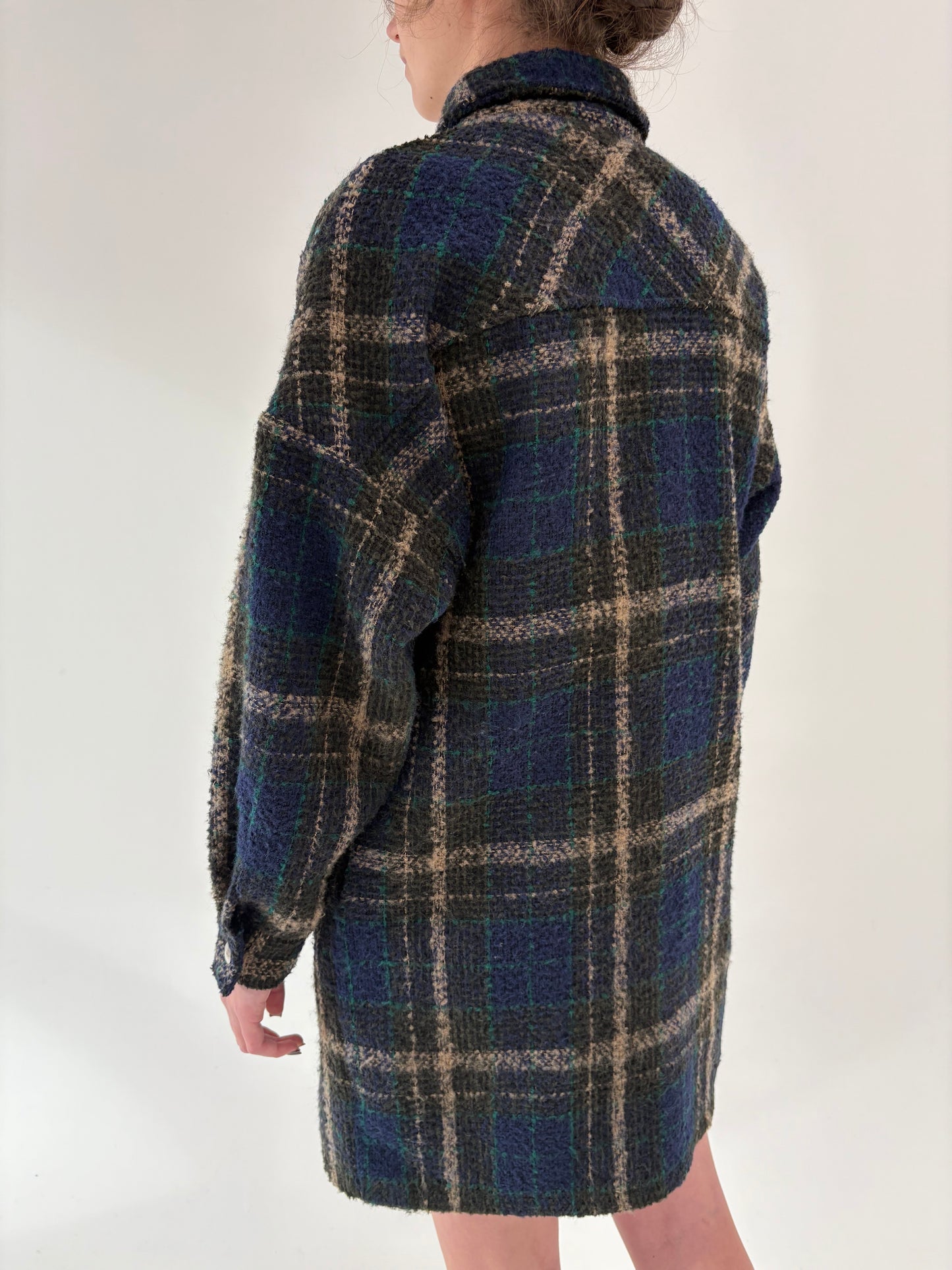 Pardesiu din boucle în combinație superbă de culori în stil cămașă oversized