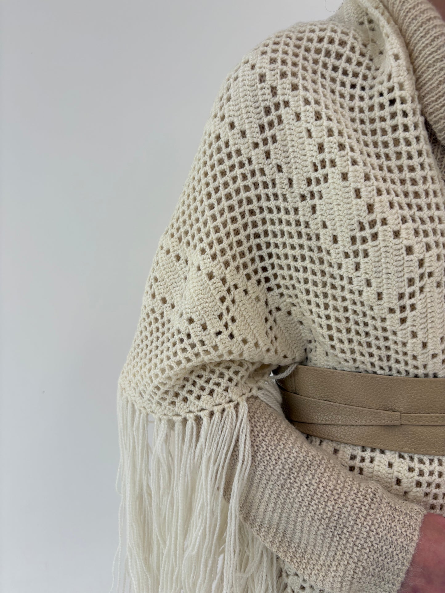 Capa vintage superba tip macrame lucrată manual din lana extrafina