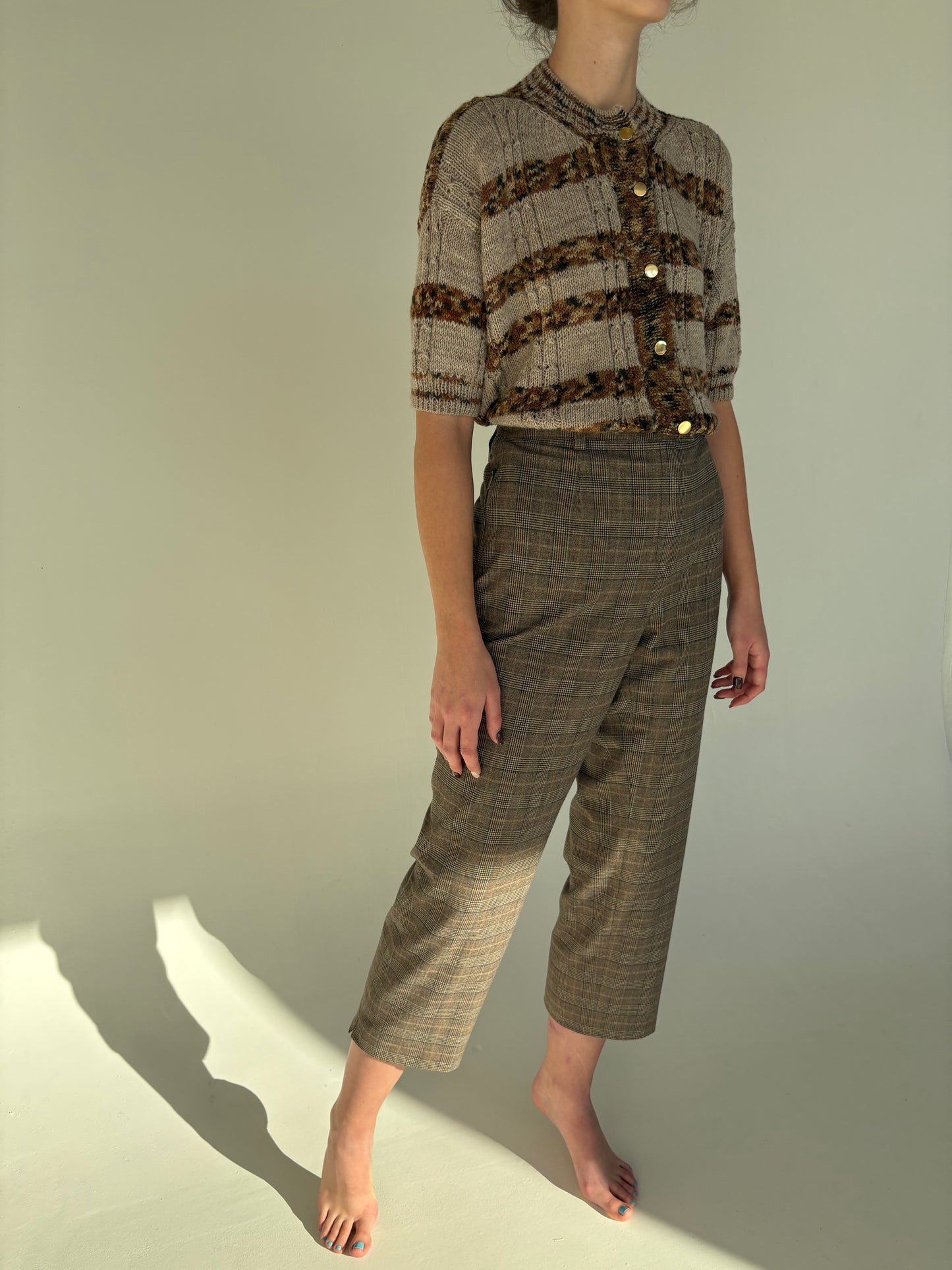 Pantaloni din stofă extrem de fină în carouri și culori neutre petite