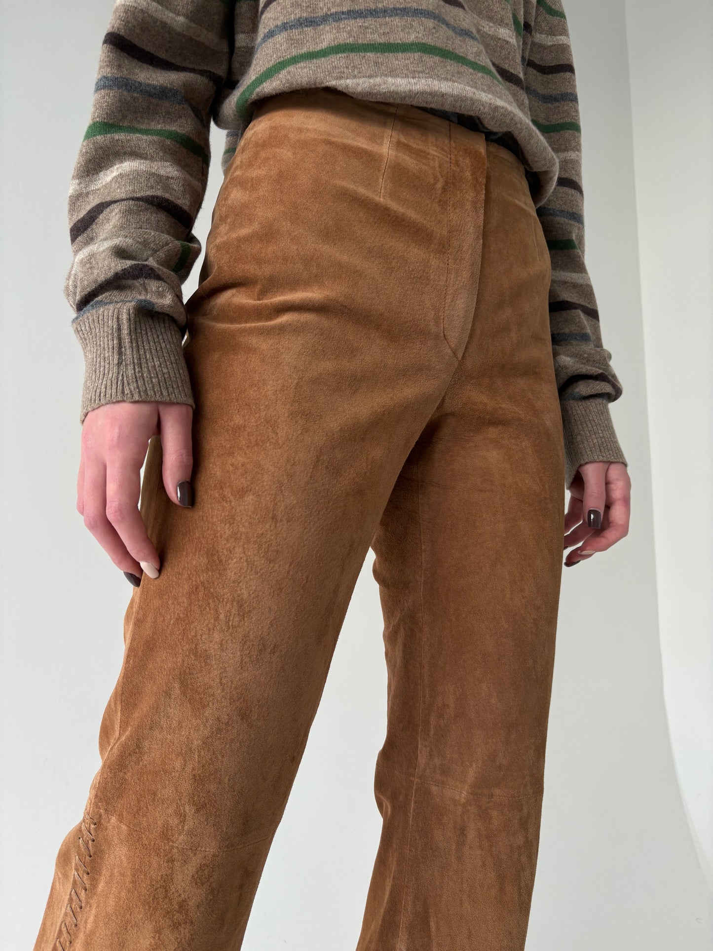 Pantaloni camel din piele naturală întoarsă tall in croi ușor evazat
