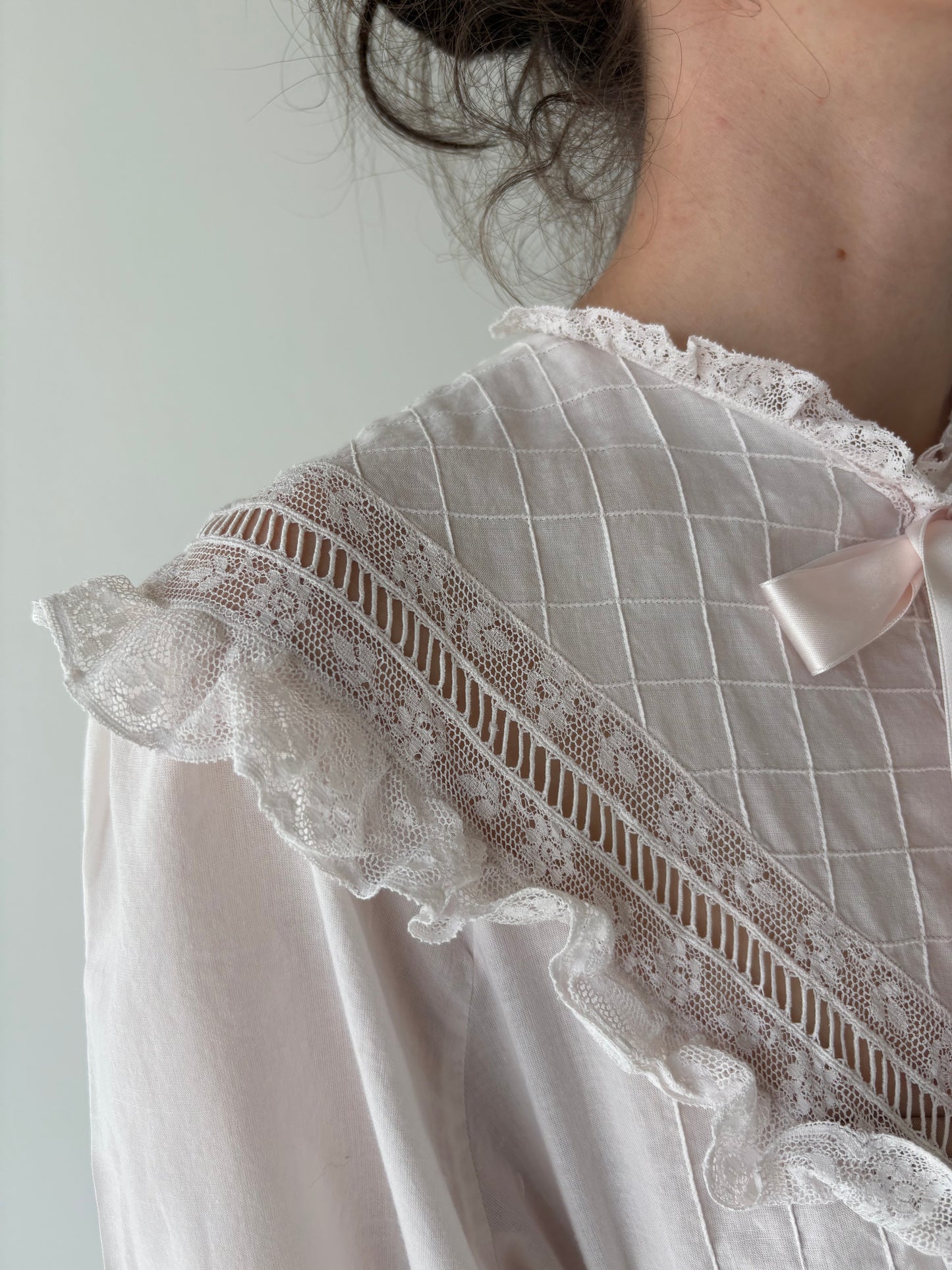 Rochie vintage roz pudrat cu lucrătură manuală și dantelă din panzica