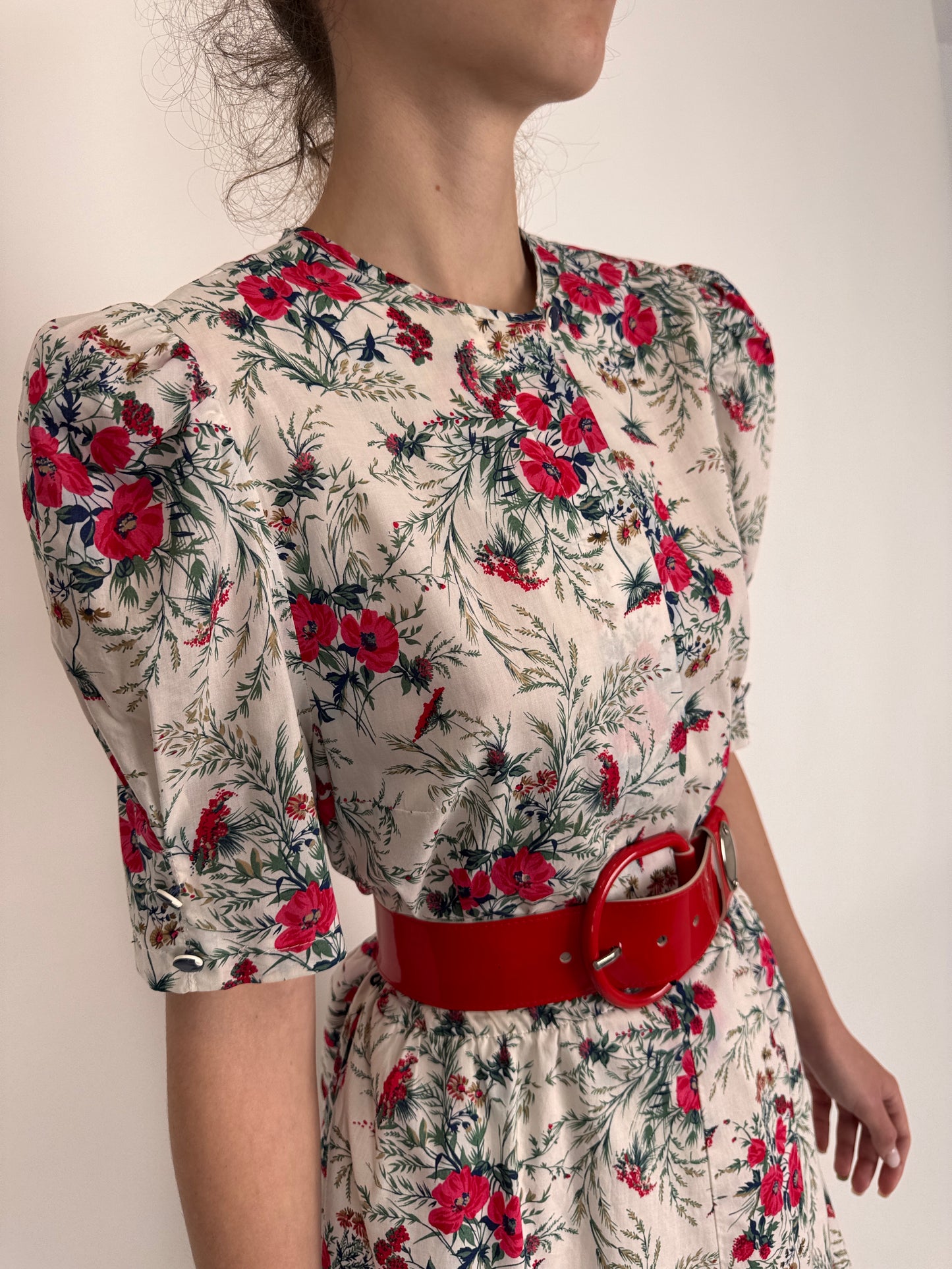 Rochie vintage cu print floral superb și talie marcată reglabilă