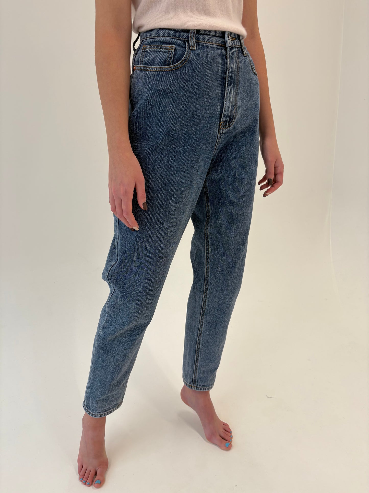 Jeans premium mom fit tall cu talie ultra înaltă și solduri generoase