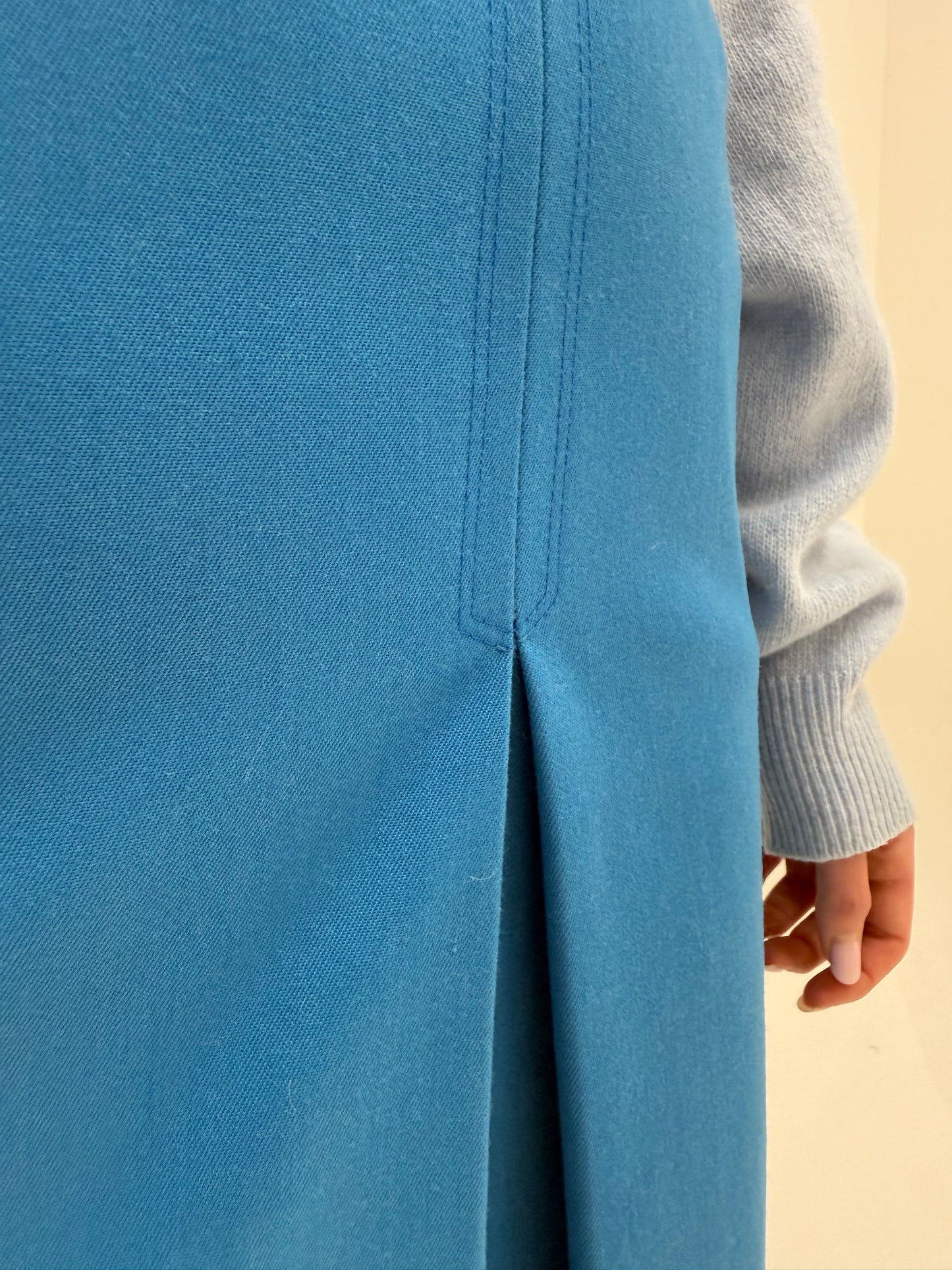 Fustă midi albastru ciel din lana extafina cu talie marcată