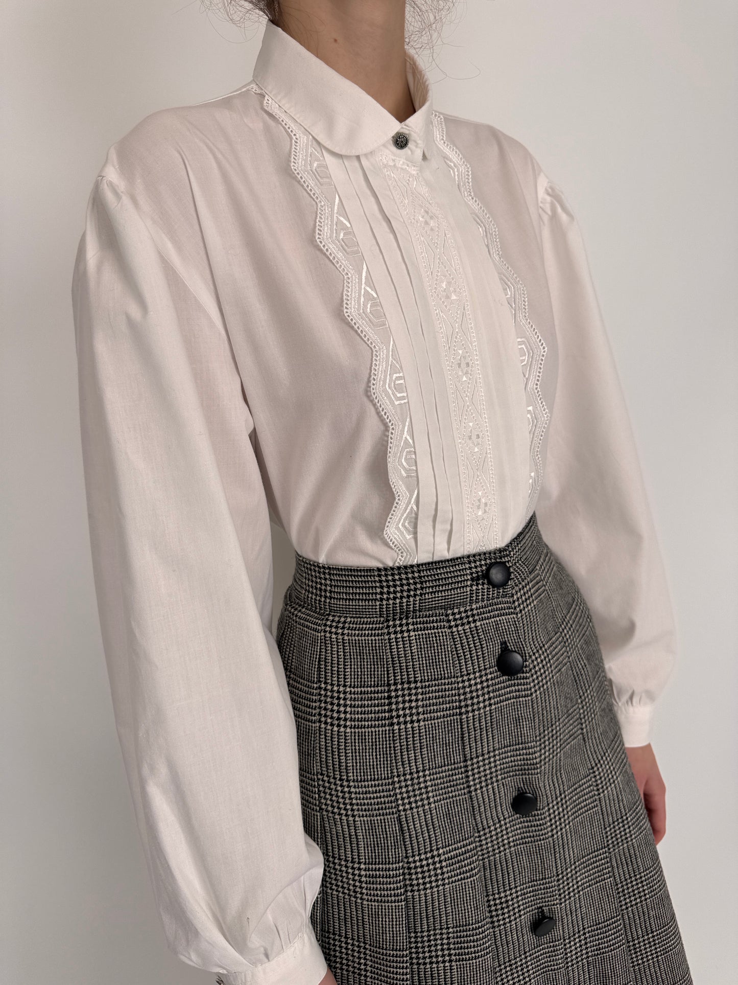 Cămașa vintage cu broderie anglaise și pliseuri decorative