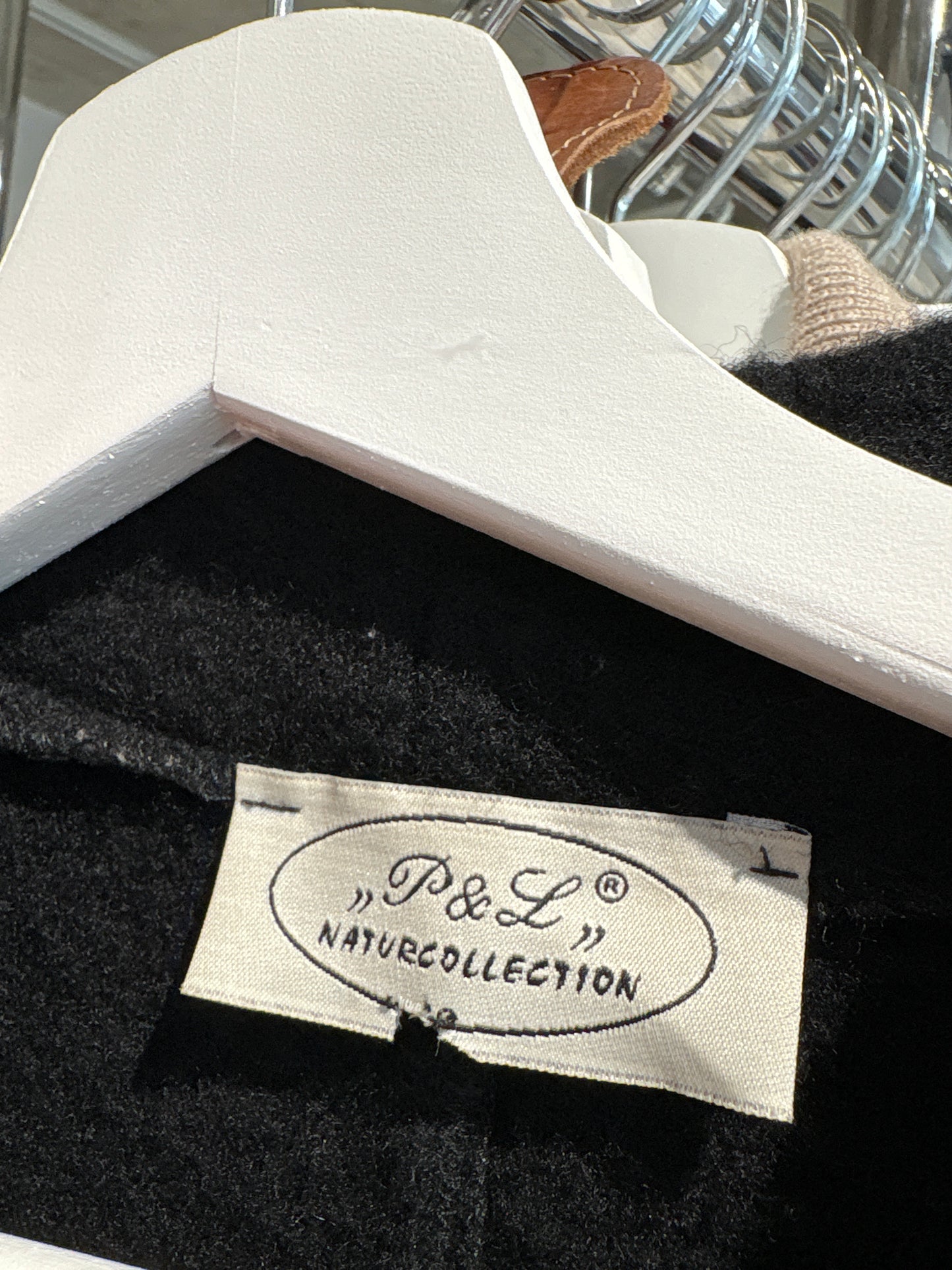 Sacou lung negru din boiled wool cu manșete reglabile și inserții camel