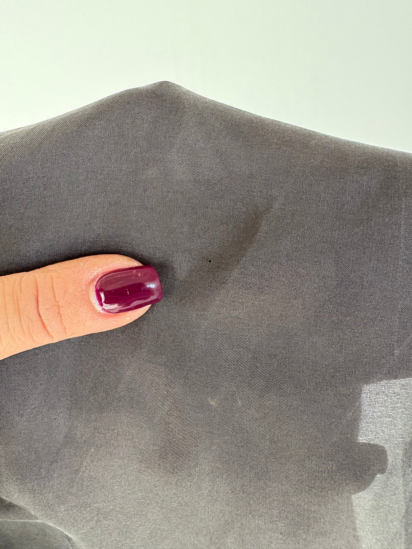 Cămașa din mătase naturală cu ușoare influențe casual