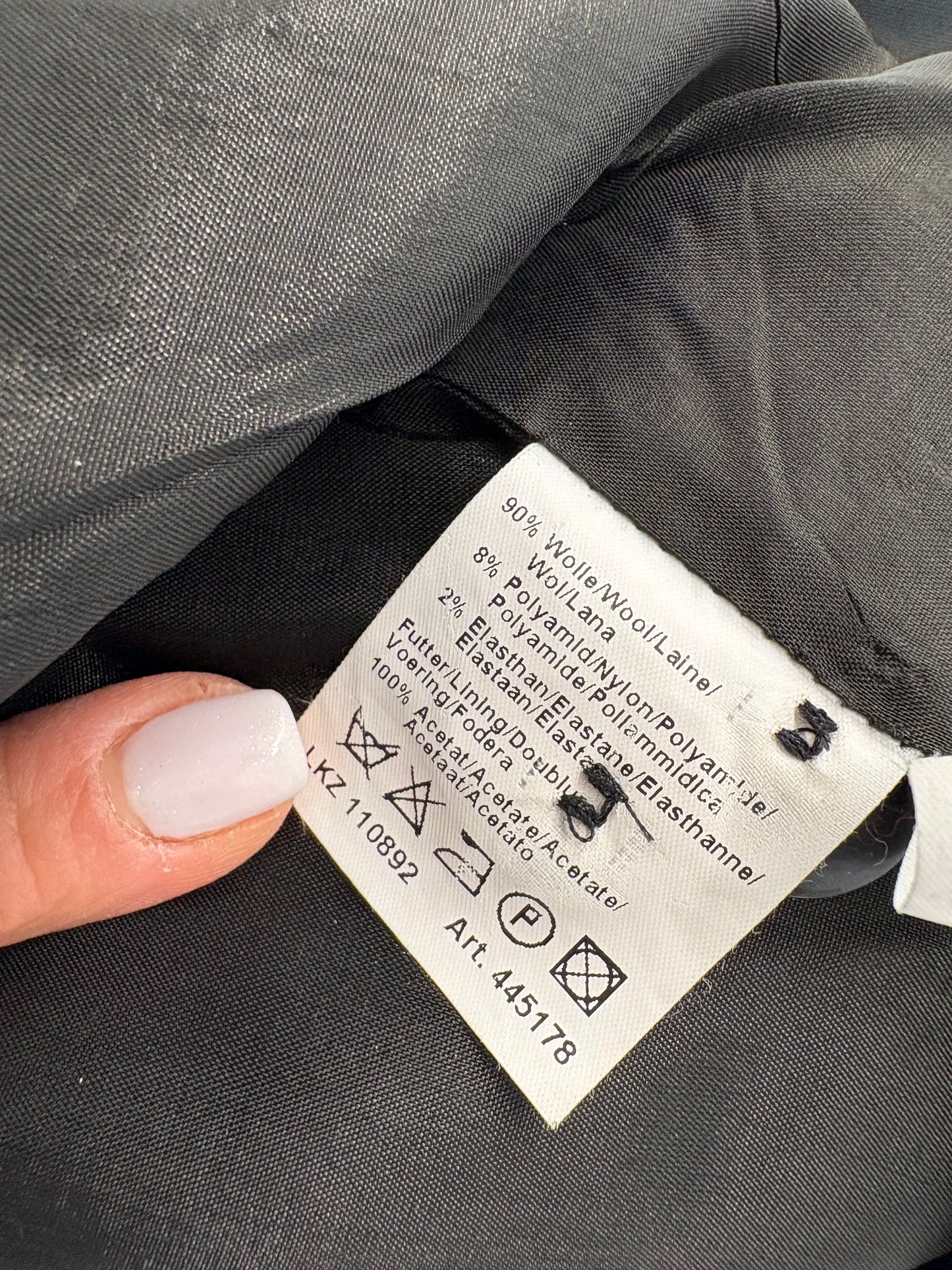Sacou negru din lana în croi clasic ușor cambrat de la zi la seară