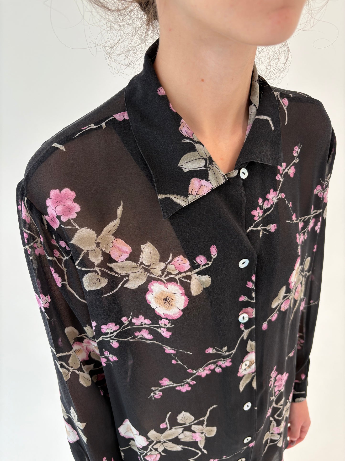 Cămașa cu print floral delicat cu flori de cireș din Georgette de mătase naturală