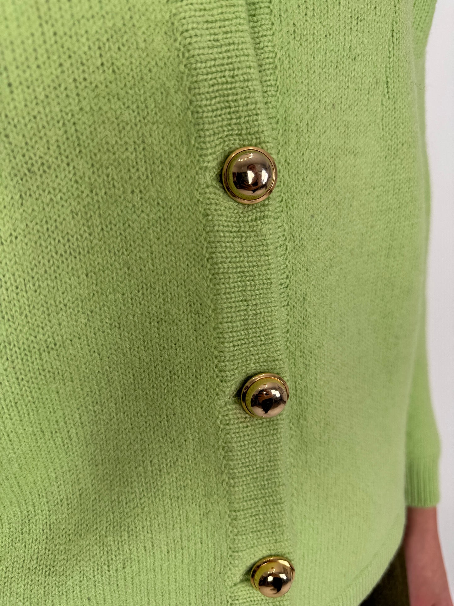 Cardigan vintage verde crud din lana plină extrafina cu nasturi aurii