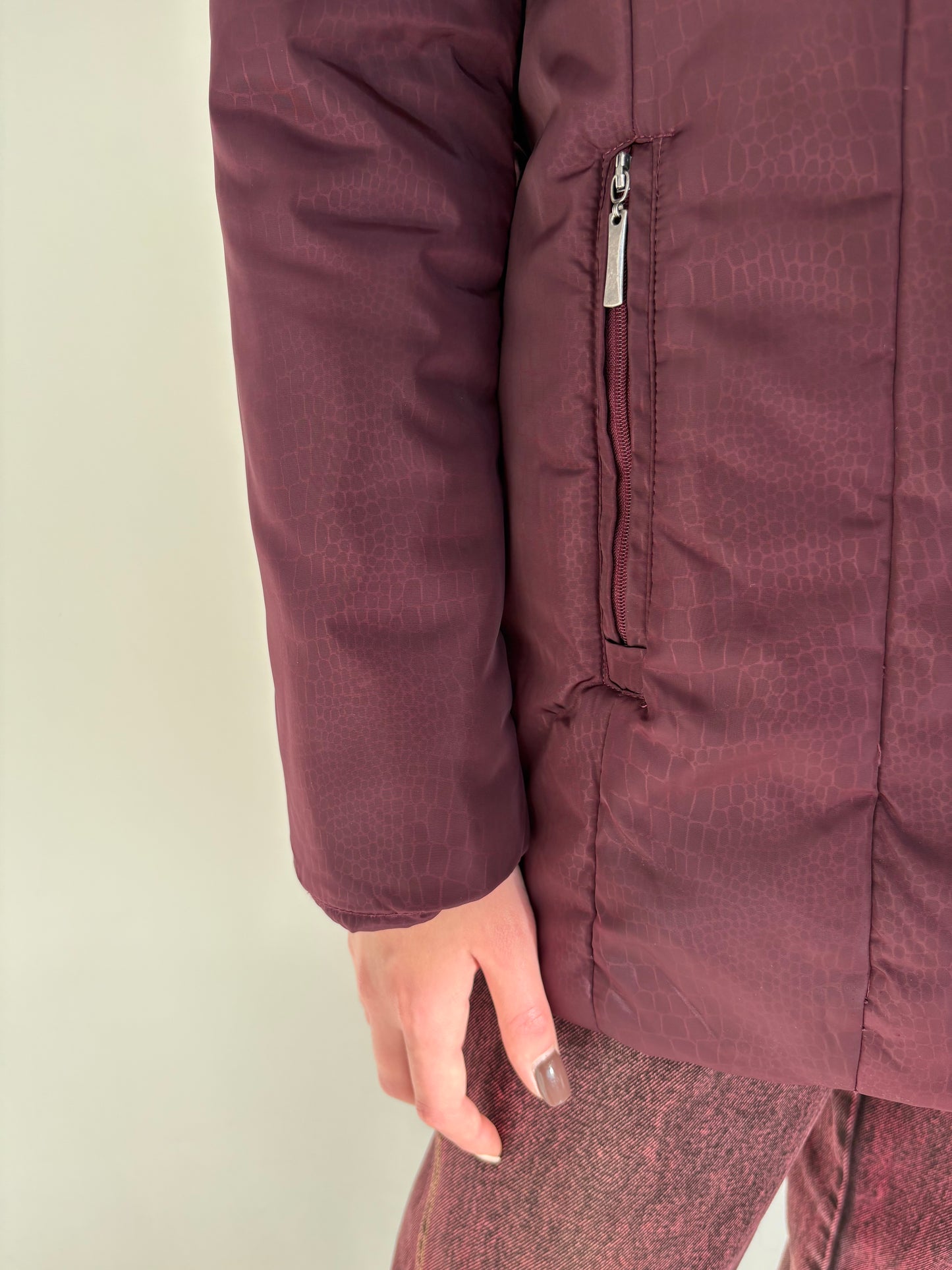 Geacă burgundy în croi ușor cambrat din material impermeabil