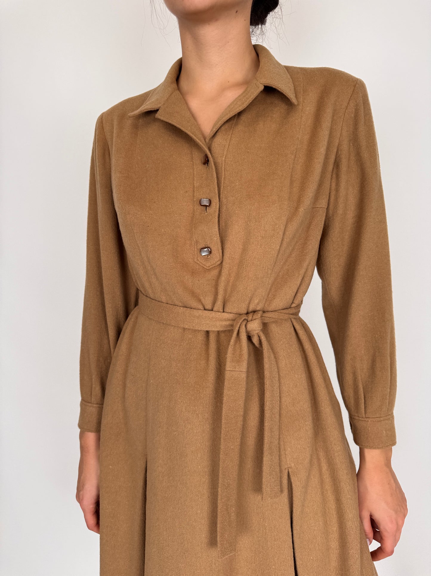 Rochie camel din stofă excepțională de lana extrafina ușor lucioasă