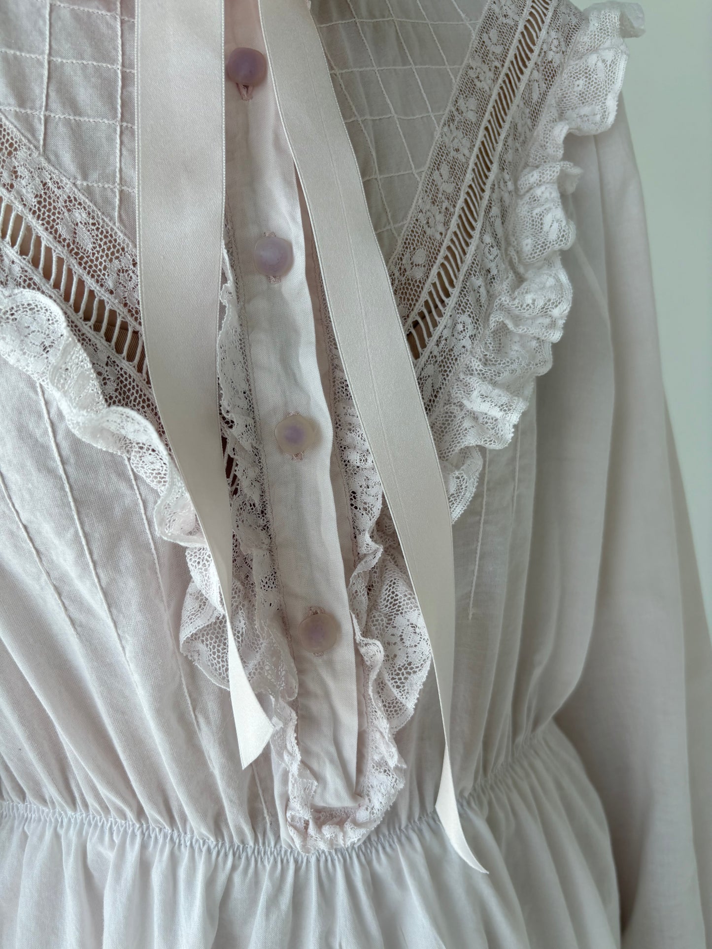 Rochie vintage roz pudrat cu lucrătură manuală și dantelă din panzica