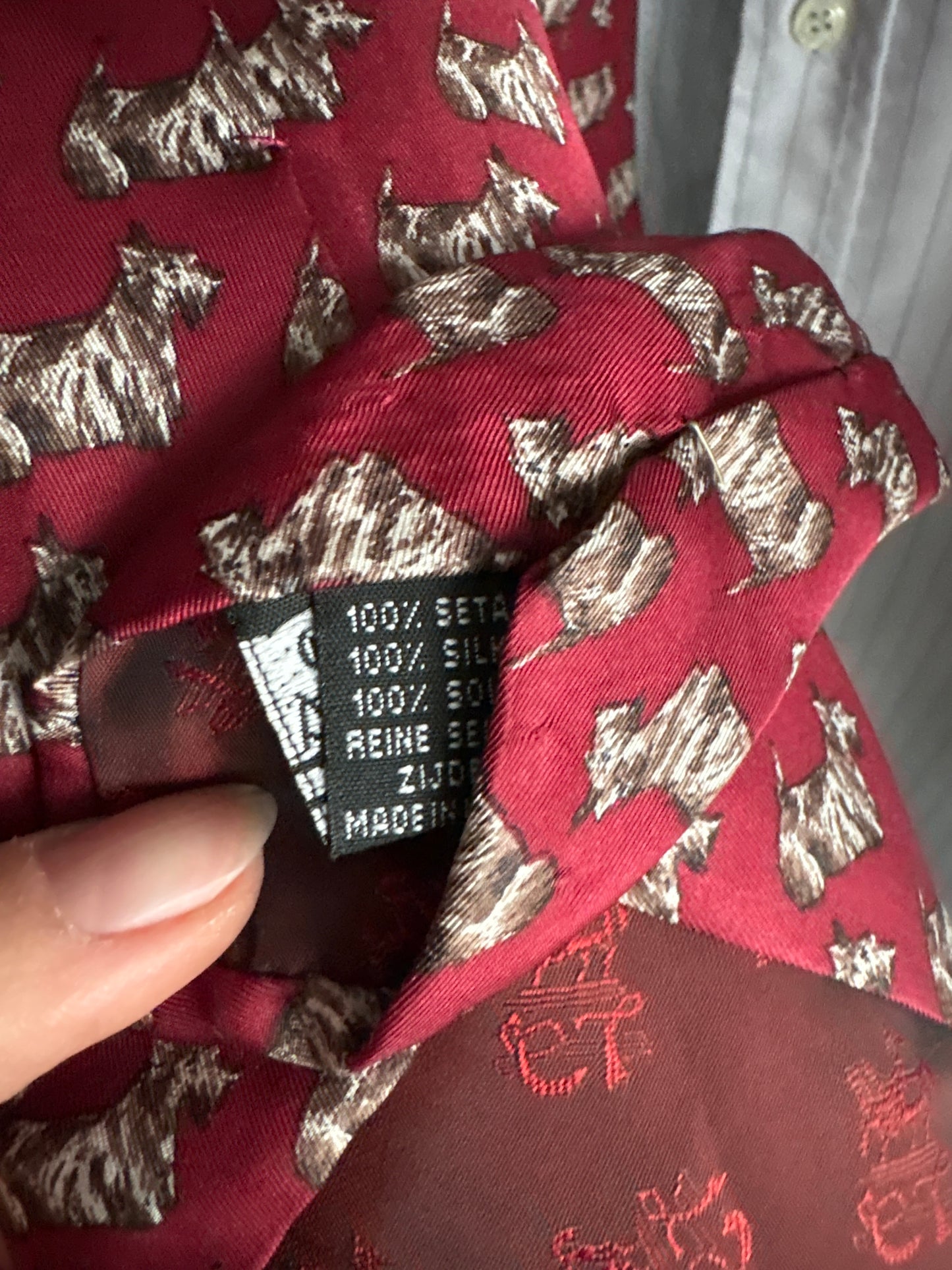 Cravata burgundy cu print cu cățeluși din mătase naturală