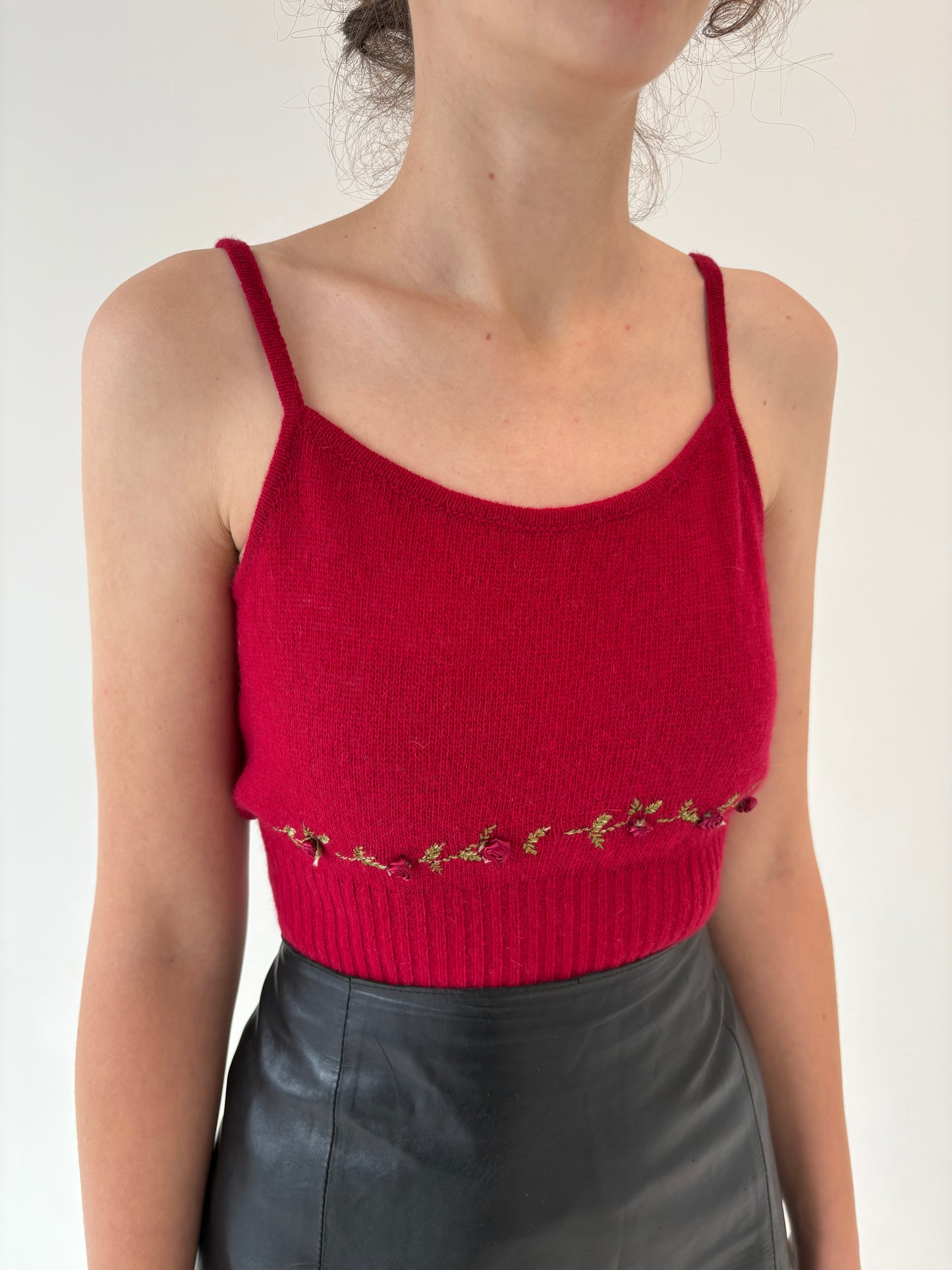 Set vintage tall dark cherry red din lana extrafina cu broderie superbă