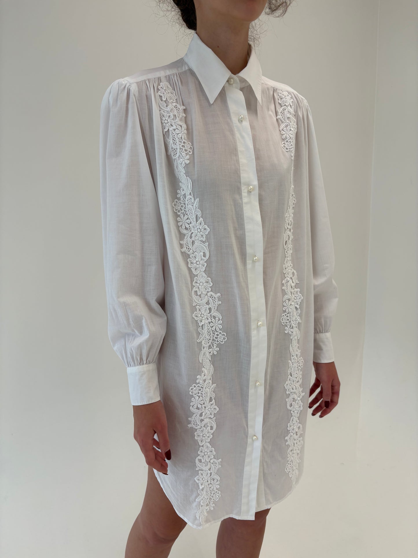Cămașa/ Rochie vintage în croi lejer cu aplicații de dantelă