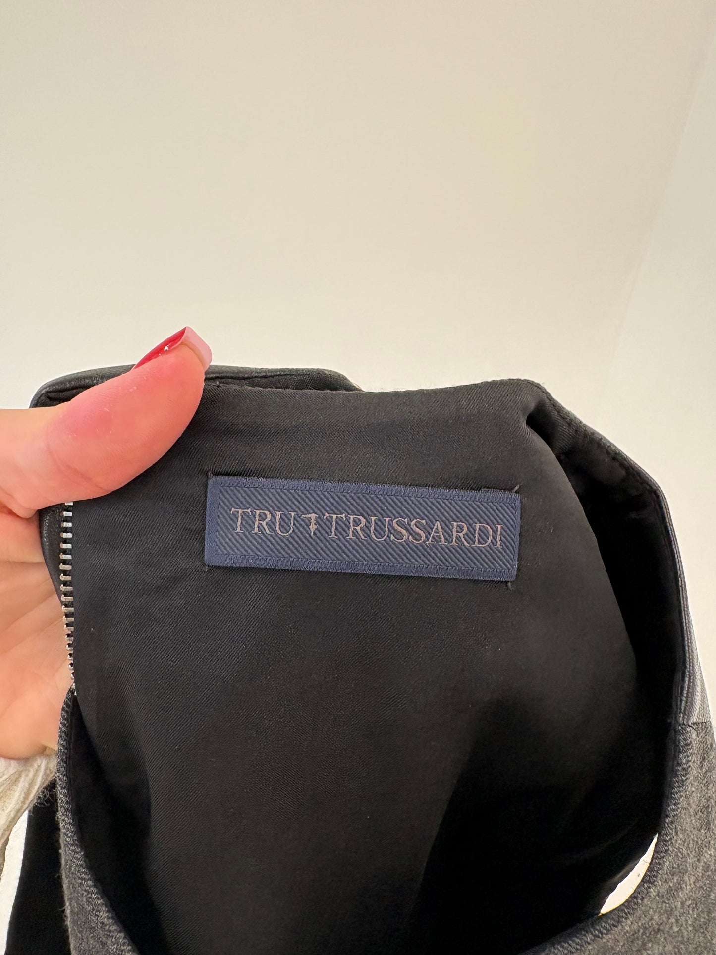 Rochie business de brand luxury Trussardi în croi minimalist