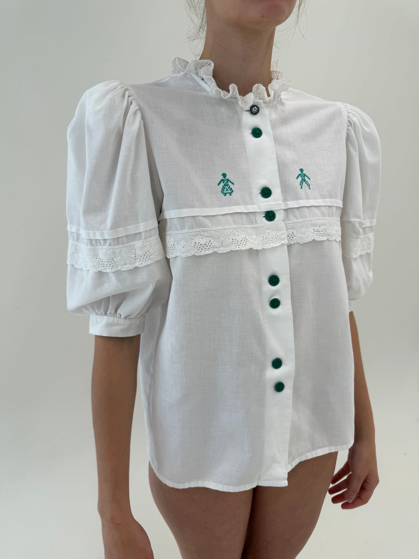 Cămașa vintage din pânză cu broderie si aplicații de dantelă macrame