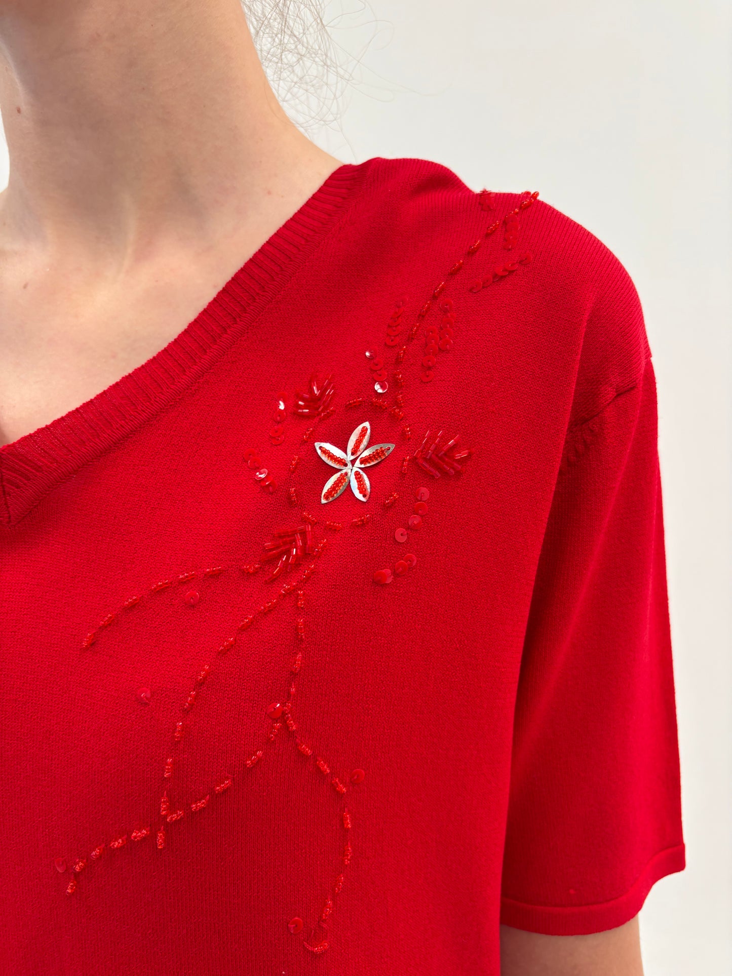 Top vintage cherry red din jerse cu aplicații manuale delicate