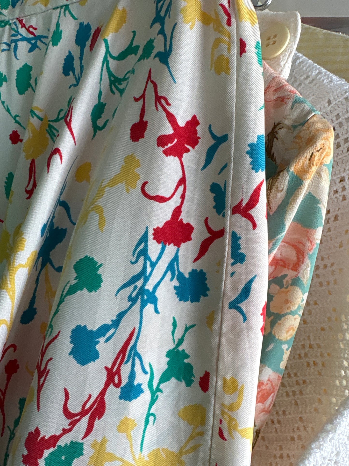 Fustă din twill de mătase naturală ultra amplă Pink white cu print floral delicat