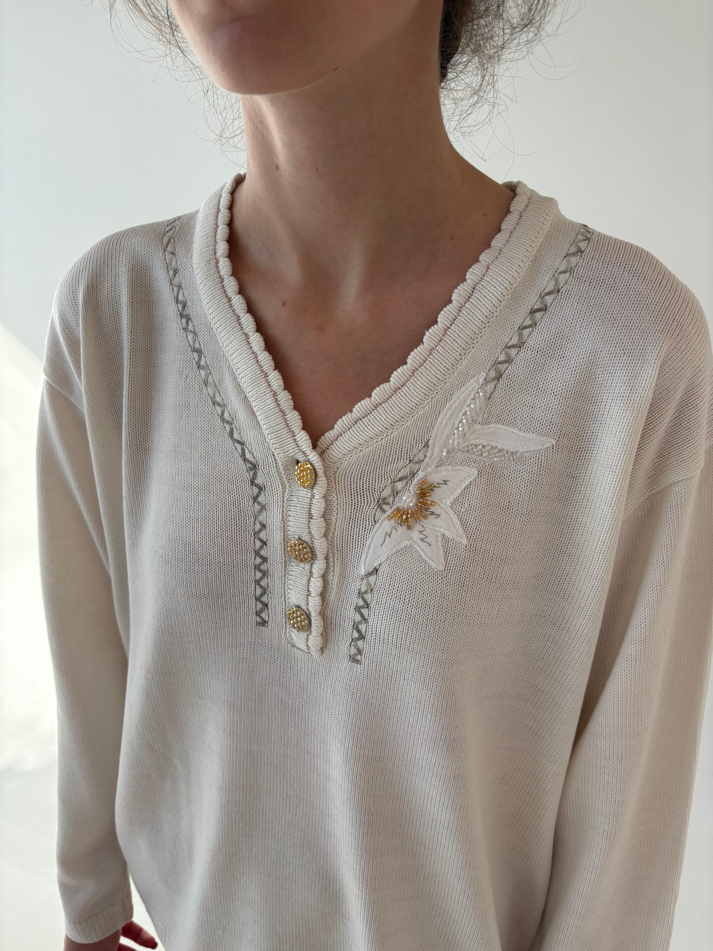 Puloveras vintage butter white cu aplicații delicate din mix de lana