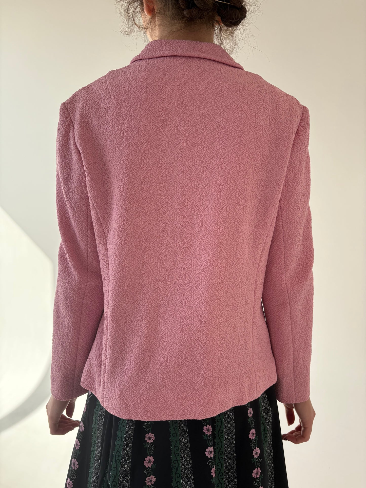 Sacou vintage roz pudrat din brocart în croi ușor cambrat
