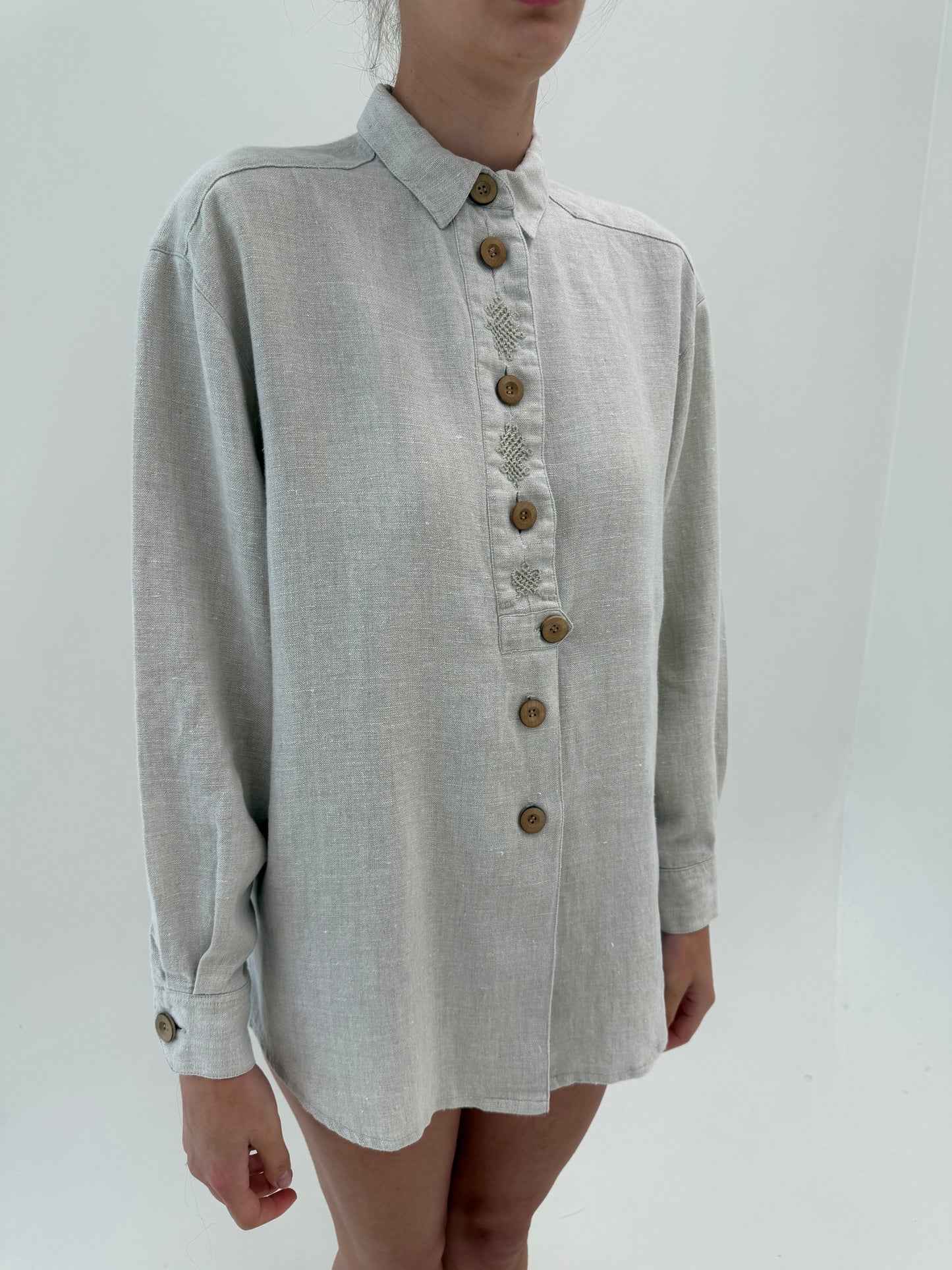 Cămașa petite old vintage din pânză excepțională de in cu broderie și nasturi din lemn