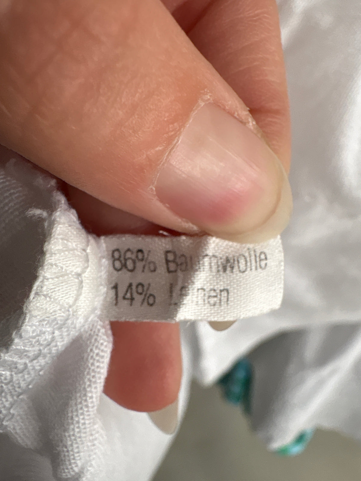 Cămașa vintage cu mâneci bufante și broderie anglaise din panza fină de bumbac și in