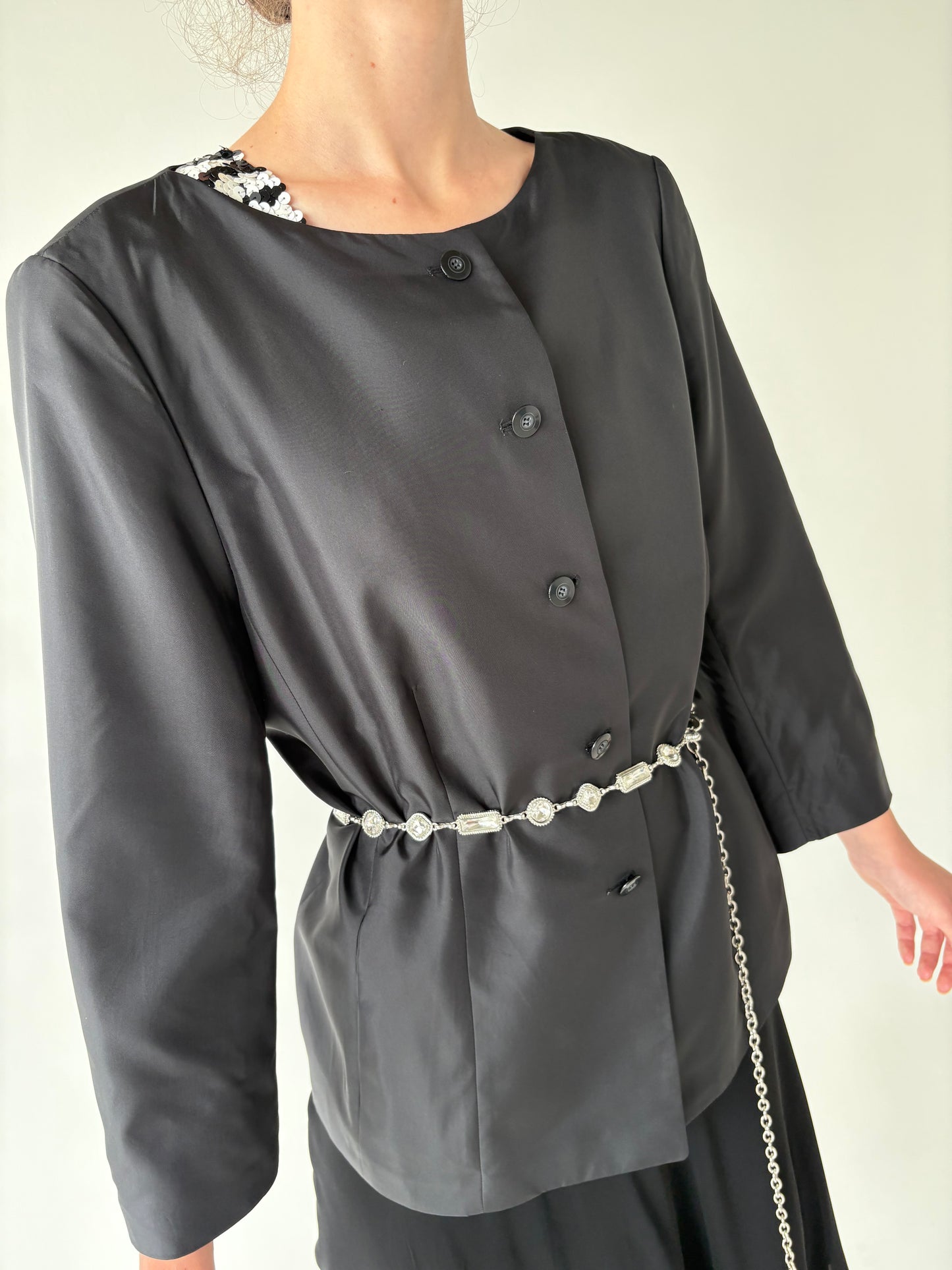 Sacou negru în croi minimalist ușor cambrat și satinat