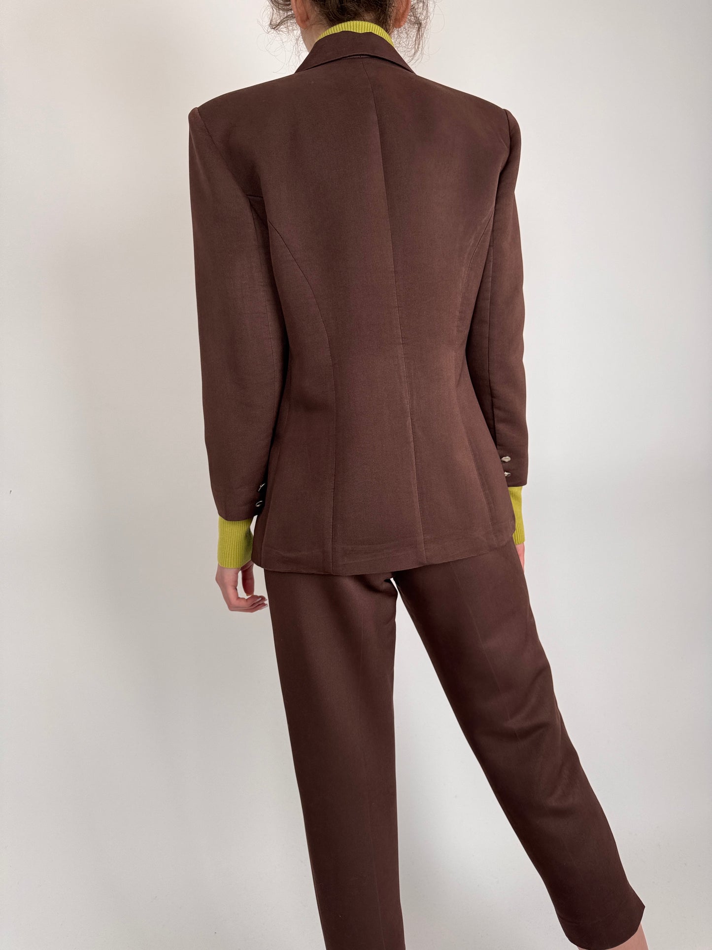 Costum chocolate brown petite cu nasturi argintii metalici