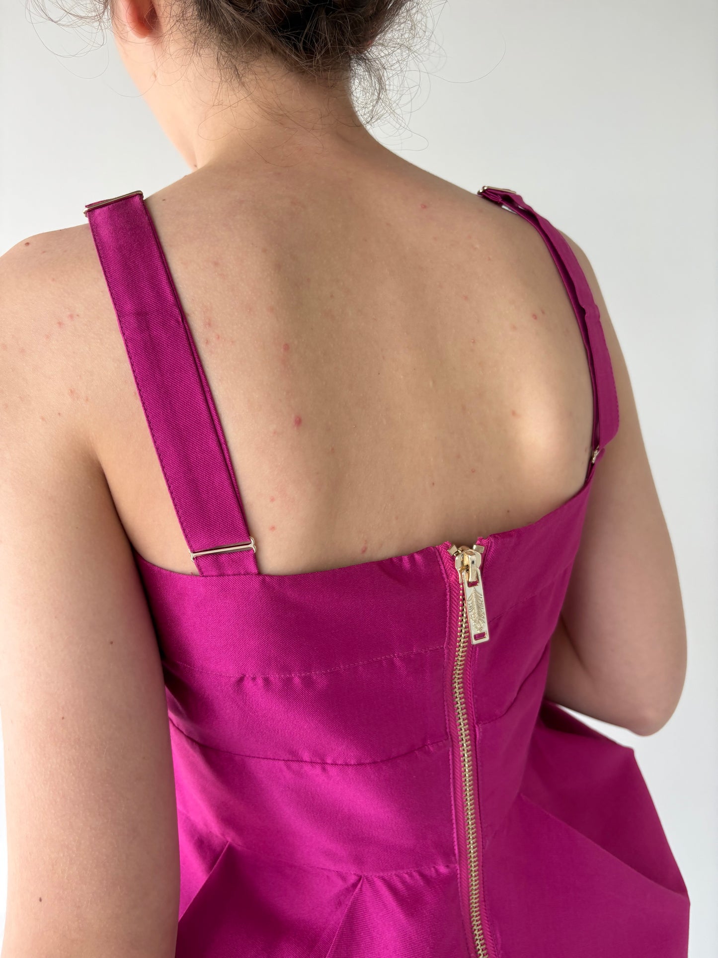 Rochie fucsia din mătase naturală în croi structurat