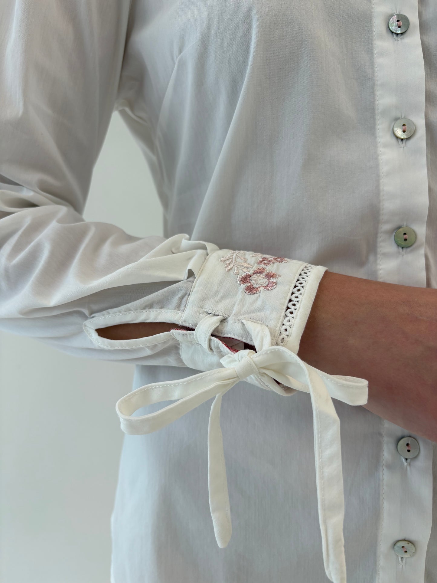 Cămașa vintage cu broderie și lucratura manuală excepțională