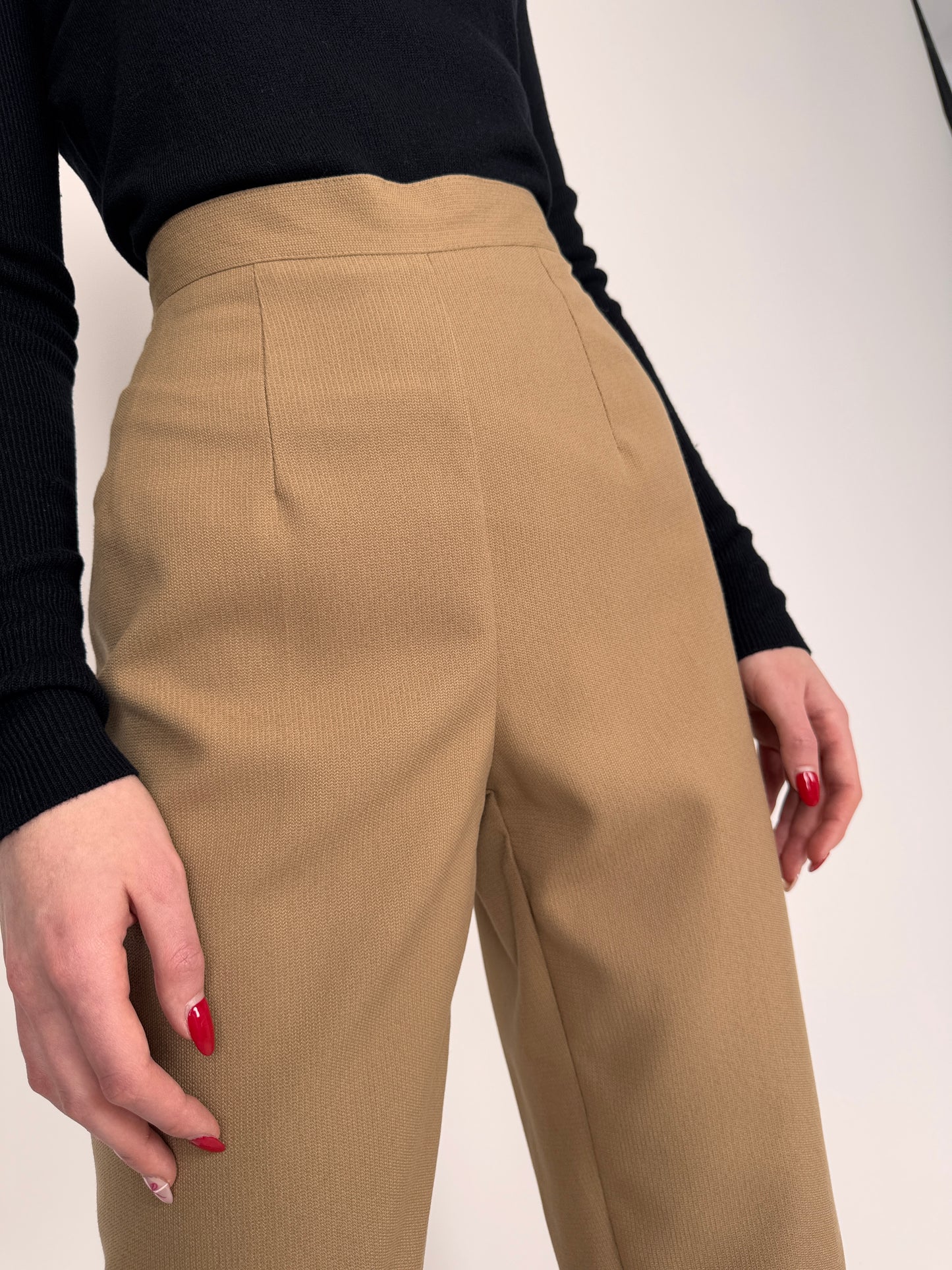 Pantaloni camel cu talie ultra înaltă marcată din stfia de lana premium